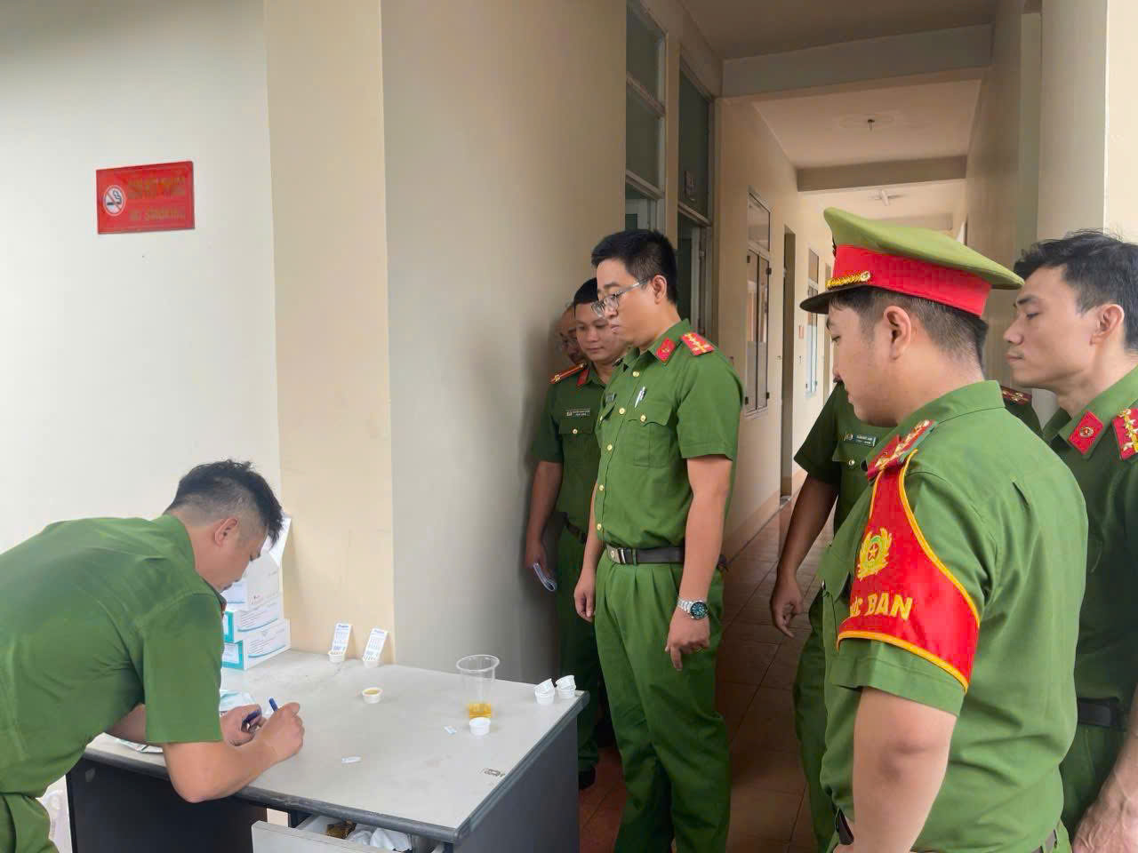 Kiểm tra ma túy Dĩ An phát hiện 2 người dương tính tại phường đông dân TPHCM - Ảnh 2. Kiểm tra ma túy Dĩ An phát hiện 2 người dương tính tại phường đông dân TPHCM - Ảnh 2.