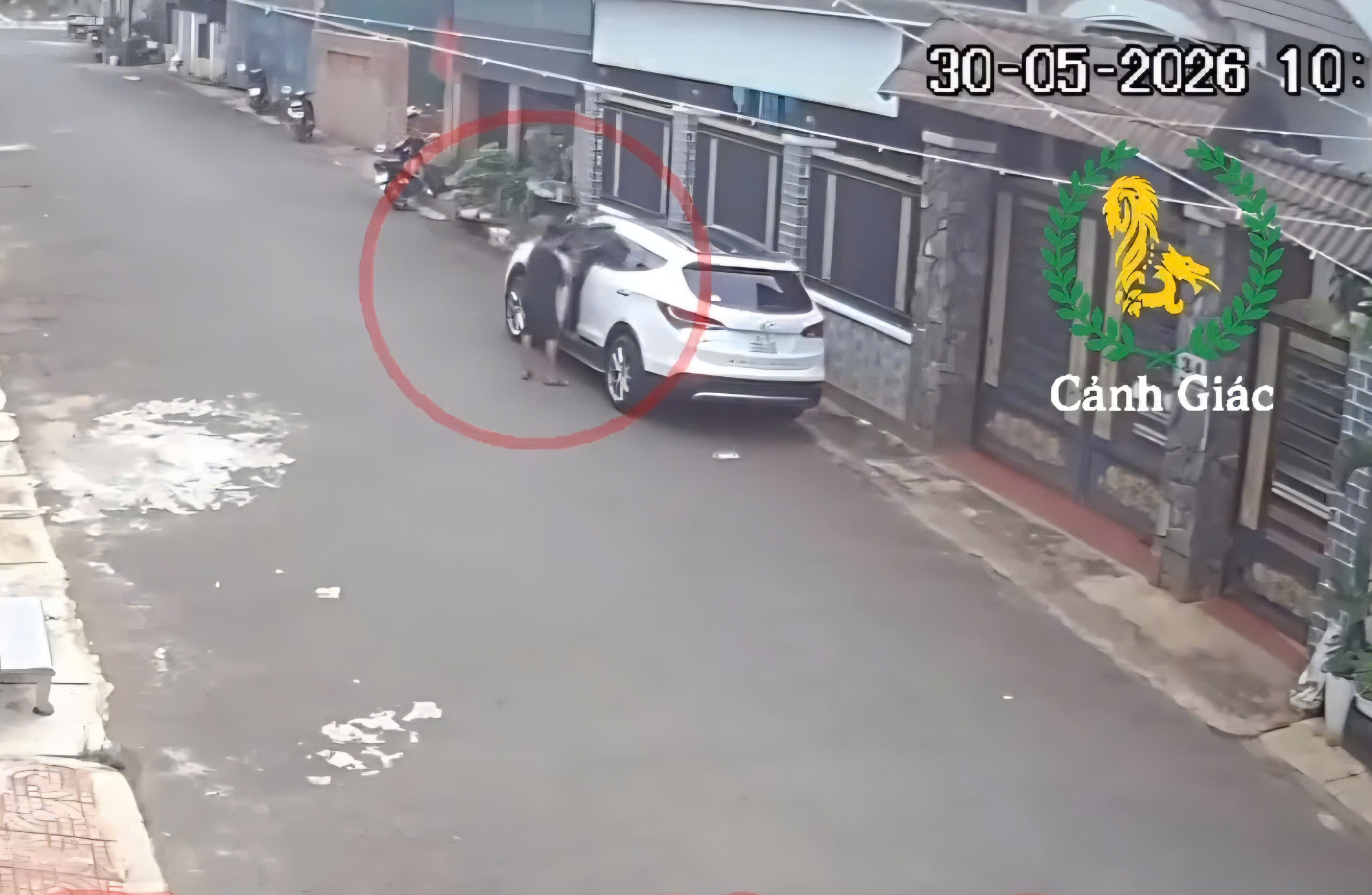CLIP: Cháu trai 12 tuổi lái ô tô qua nhiều hẻm, khiến nhiều người thót tim - Ảnh 1.