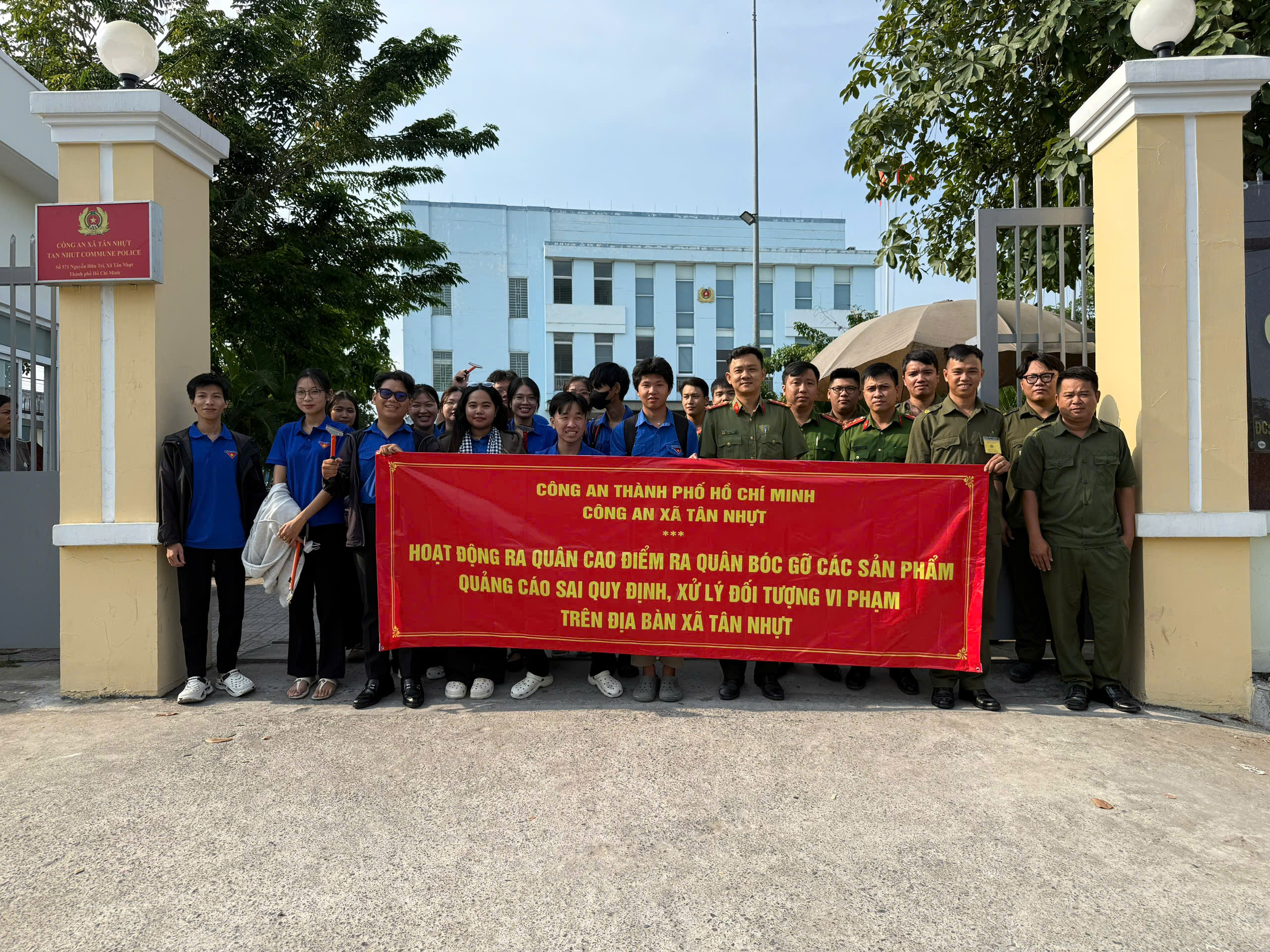 Xã Tân Nhựt, TPHCM: Mạnh tay xử lý quảng cáo sai quy định - Ảnh 1.