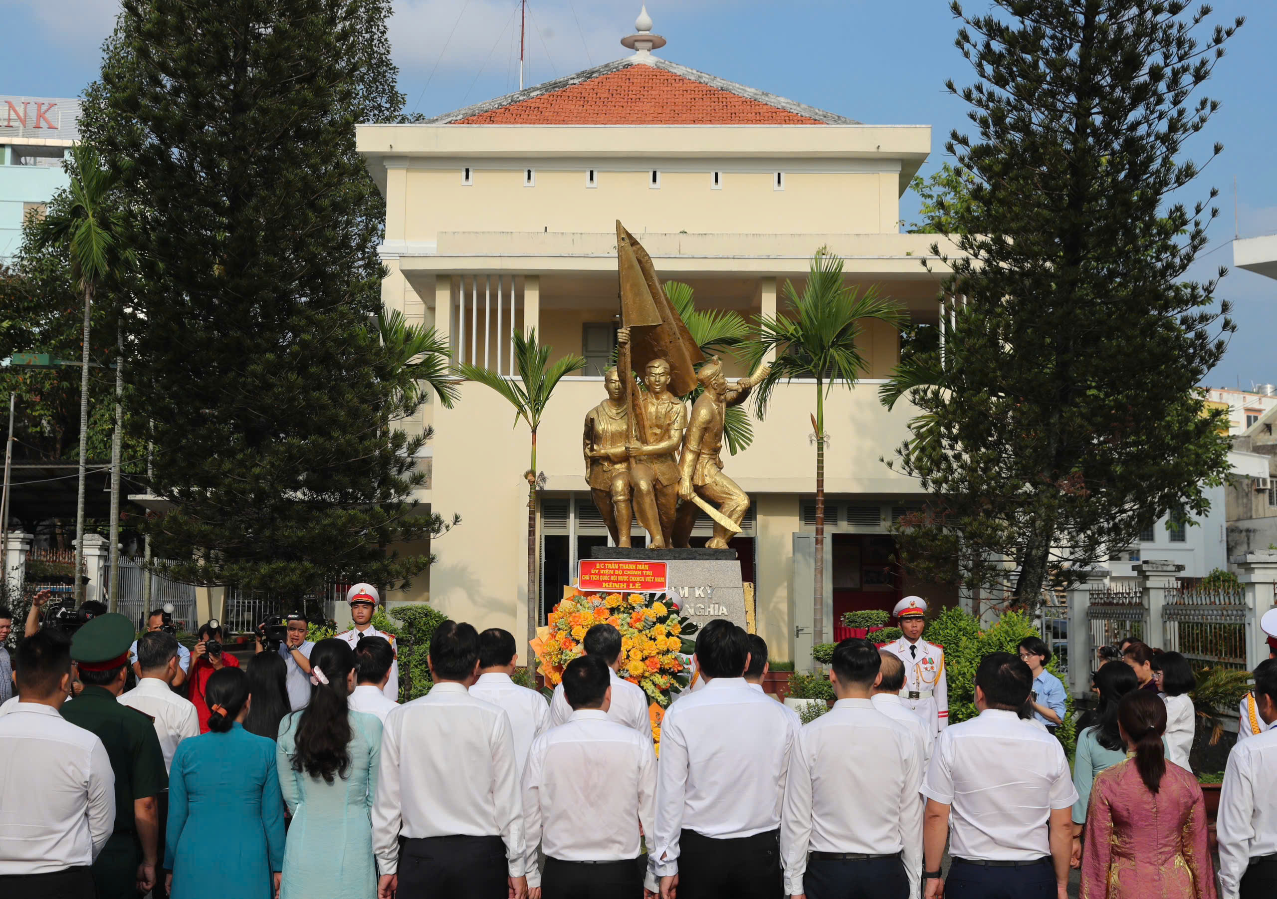 Chủ tịch Quốc hội d&acirc;ng hương tại Di t&iacute;ch lịch sử - văn h&oacute;a cấp Quốc gia "Địa điểm Dinh Quận H&oacute;c M&ocirc;n" - Ảnh 3.
