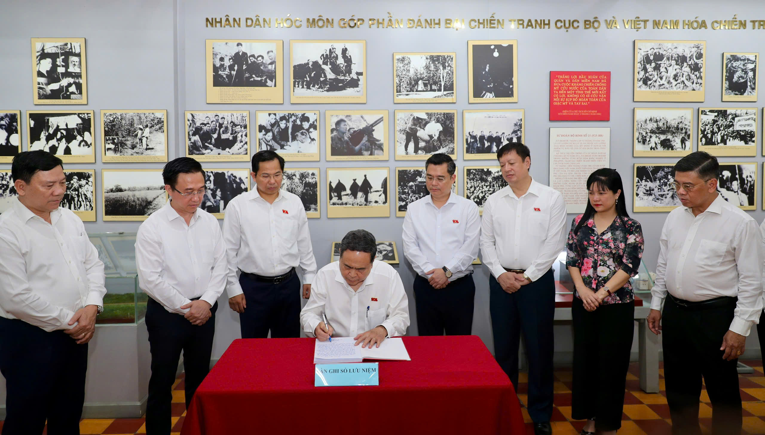 Chủ tịch Quốc hội d&acirc;ng hương tại Di t&iacute;ch lịch sử - văn h&oacute;a cấp Quốc gia "Địa điểm Dinh Quận H&oacute;c M&ocirc;n" - Ảnh 8.