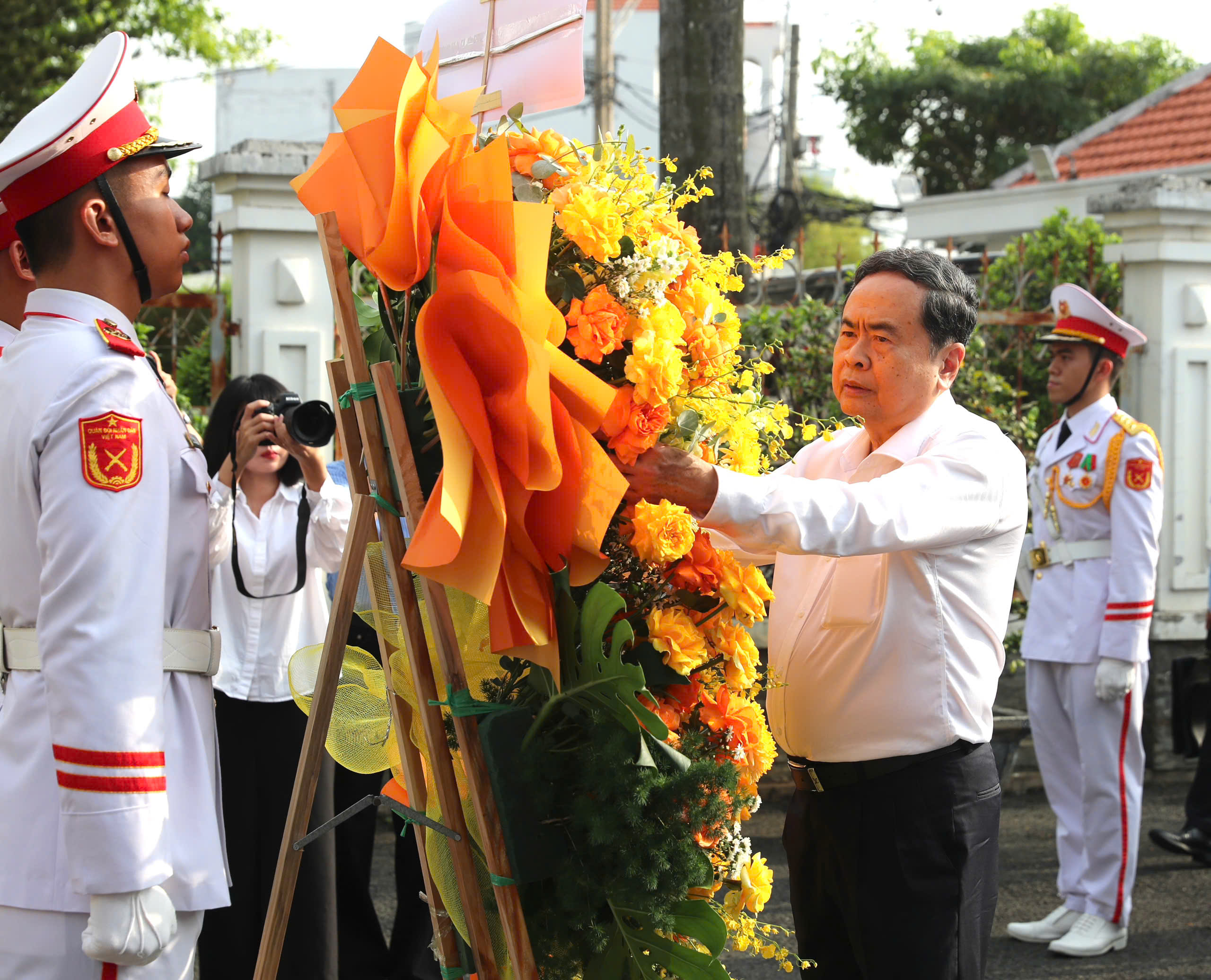 Chủ tịch Quốc hội d&acirc;ng hương tại Di t&iacute;ch lịch sử - văn h&oacute;a cấp Quốc gia "Địa điểm Dinh Quận H&oacute;c M&ocirc;n" - Ảnh 2.