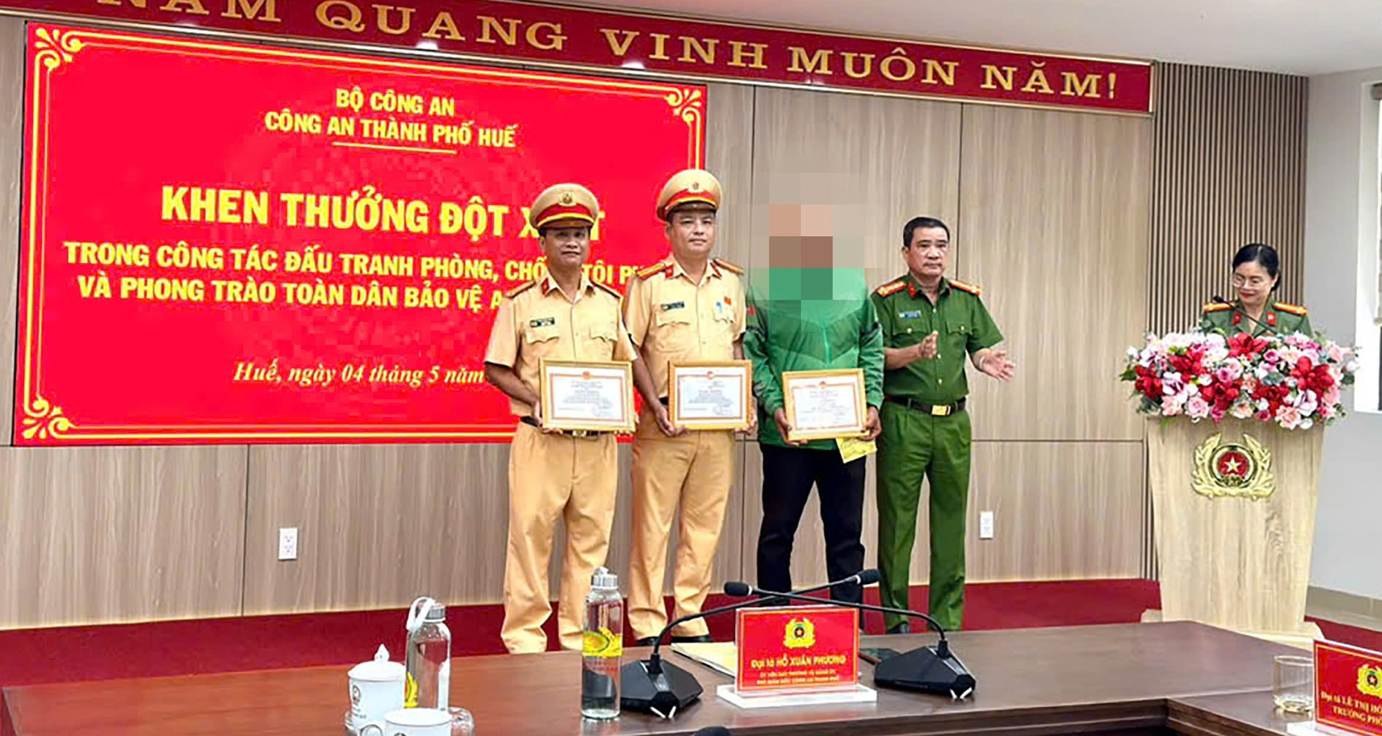 Tài xế xe ôm và CSGT dũng cảm bắt trộm điện thọai trên cầu Phú Xuân - Ảnh 1.