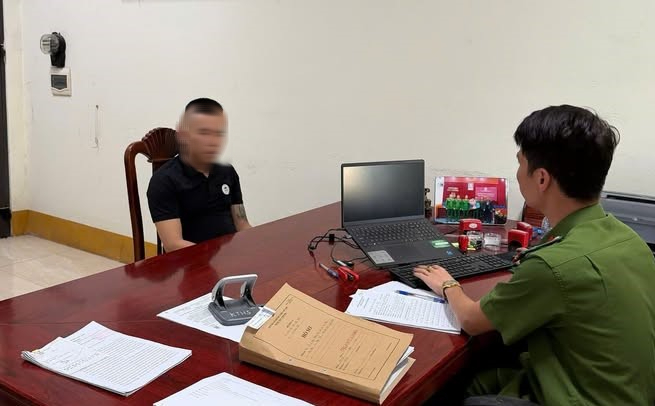 Triệu tập đối tượng hành hung lái xe tải giao hàng trong trường mầm non - Ảnh 1.