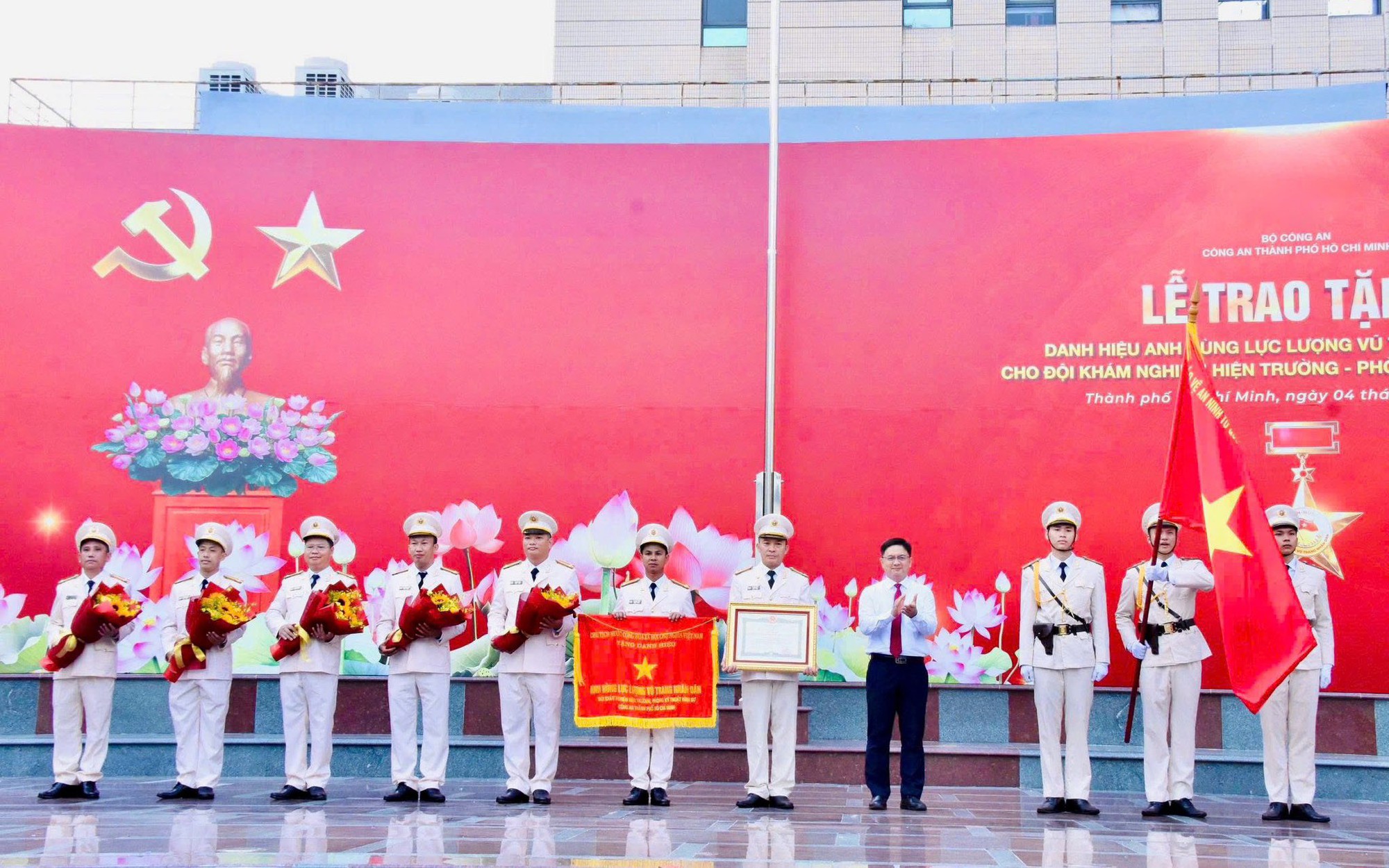 Thanh ni&ecirc;n ở TPHCM bị c&ocirc;ng an bắt quả tang tại trụ điện, phạt h&agrave;nh ch&iacute;nh - Ảnh 3.