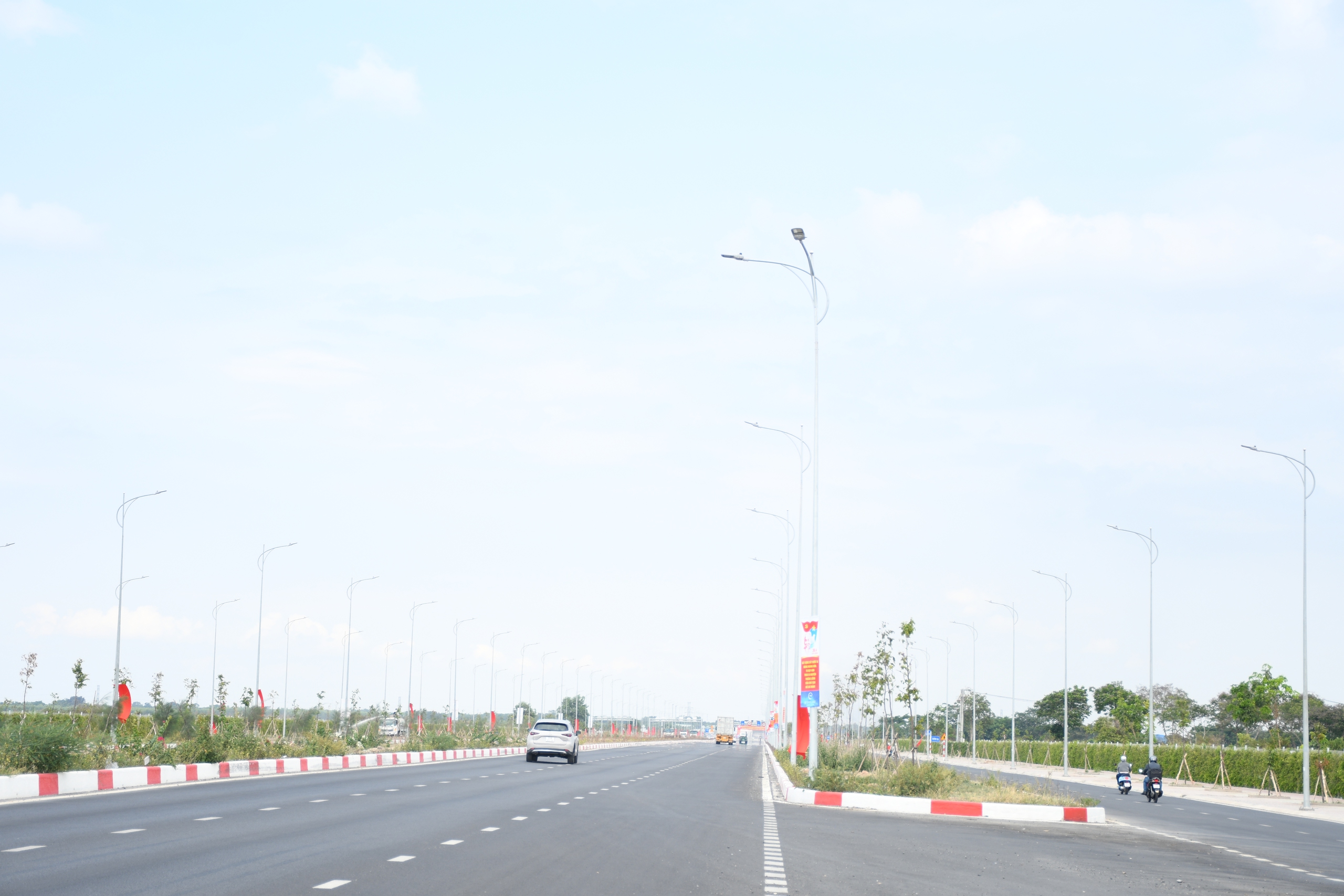 Cận cảnh đường 10 làn xe kết nối sân bay Long Thành với TPHCM - Ảnh 13.