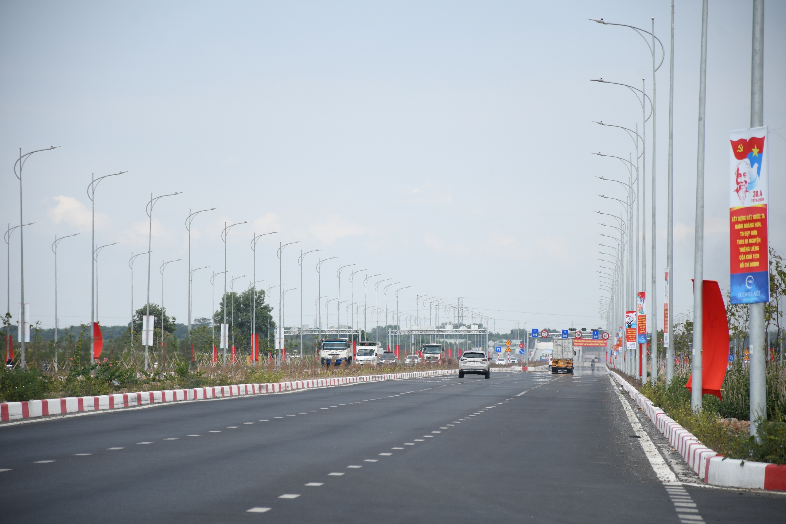 Cận cảnh đường 10 làn xe kết nối sân bay Long Thành với TPHCM - Ảnh 12.