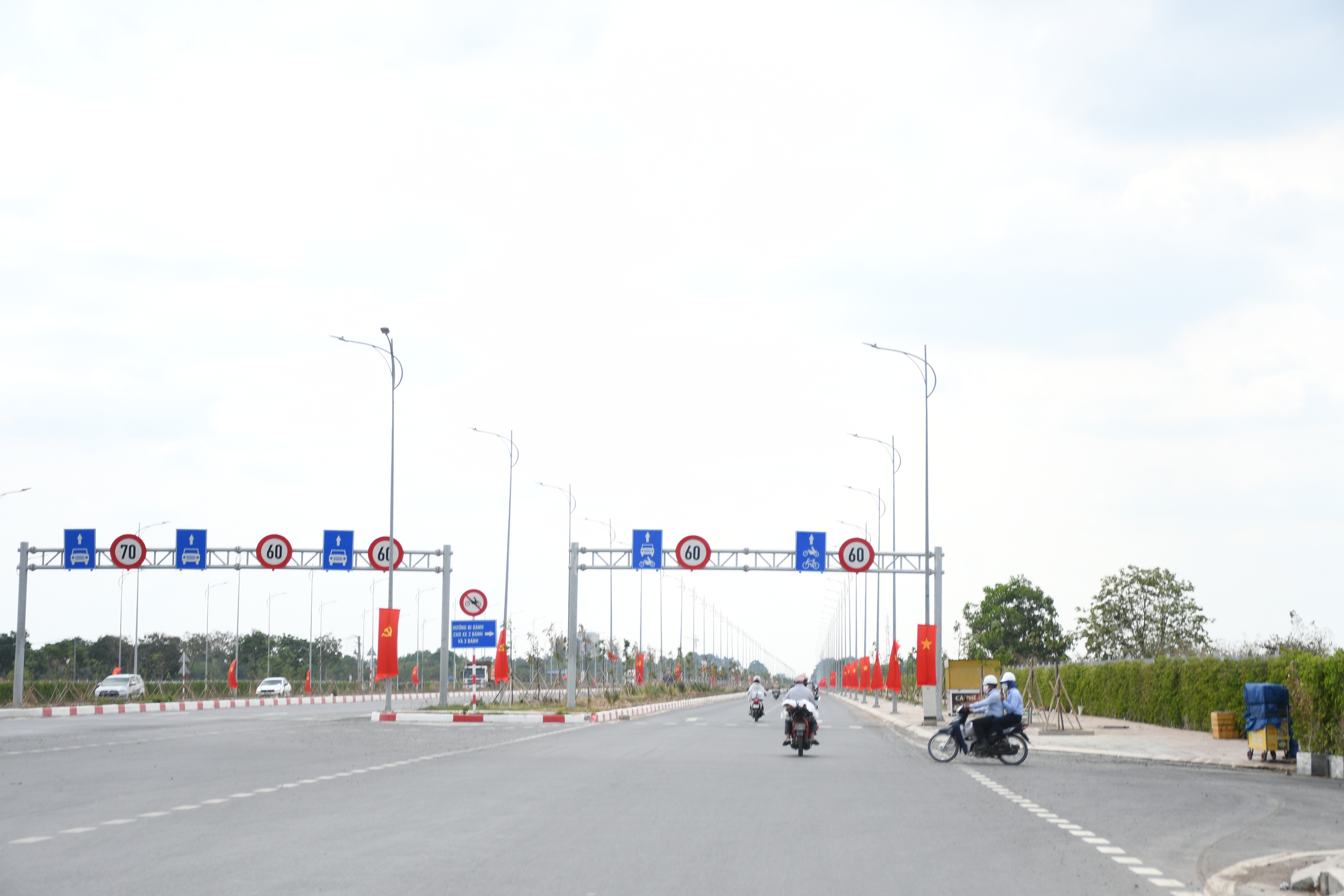 Cận cảnh đường 10 làn xe kết nối sân bay Long Thành với TPHCM - Ảnh 7.