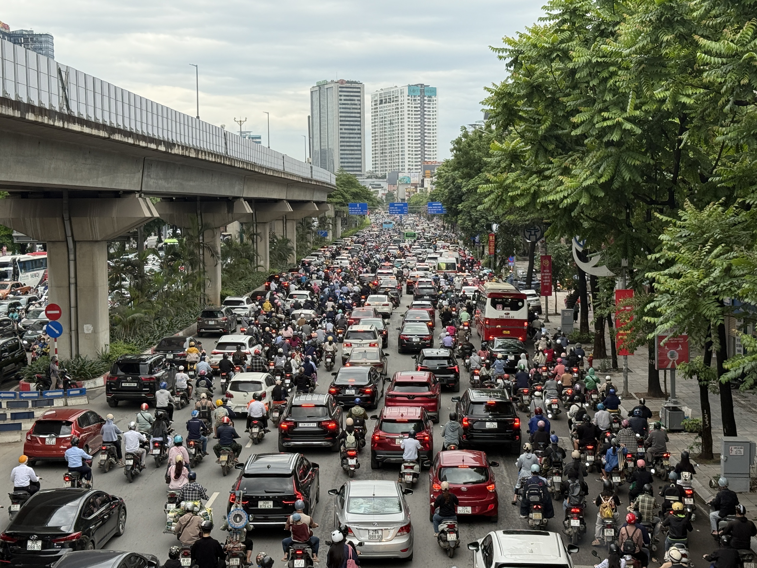 Giao th&ocirc;ng &ugrave;n tắc cục bộ tại H&agrave; Nội sau kỳ nghỉ lễ 30 - 4 v&agrave; 1 - 5 - Ảnh 4.