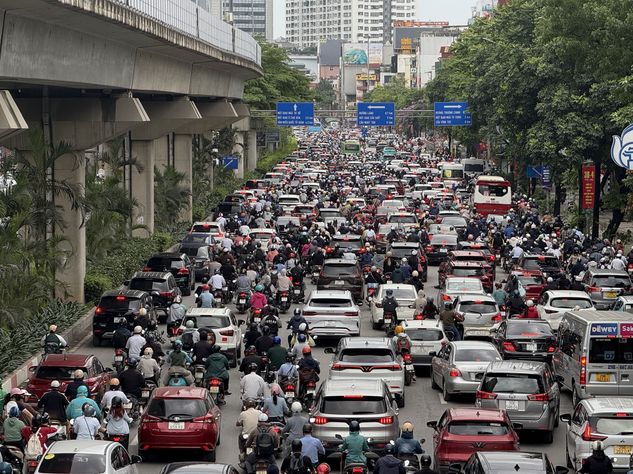Giao th&ocirc;ng &ugrave;n tắc cục bộ tại H&agrave; Nội sau kỳ nghỉ lễ 30 - 4 v&agrave; 1 - 5 - Ảnh 2.
