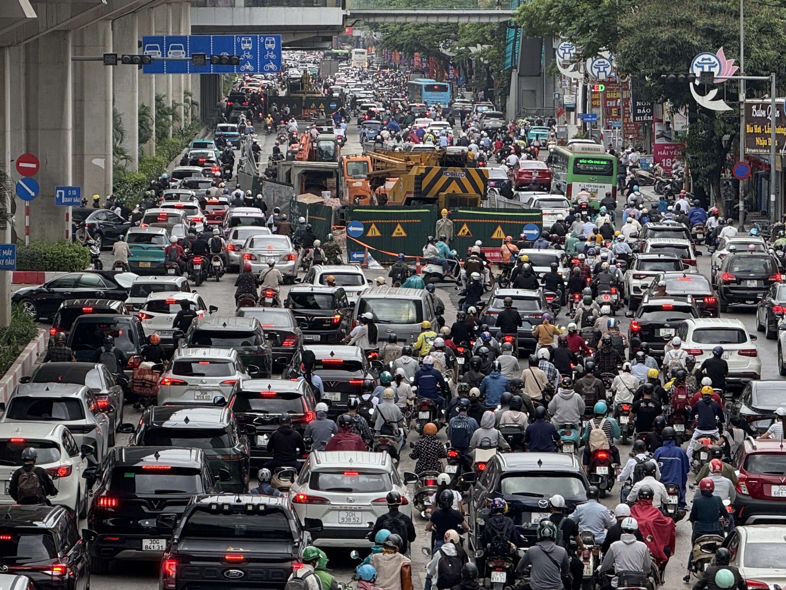 Giao thông ùn tắc cục bộ tại Hà Nội sau kỳ nghỉ lễ 30 - 4 và 1 - 5 - Ảnh 1.