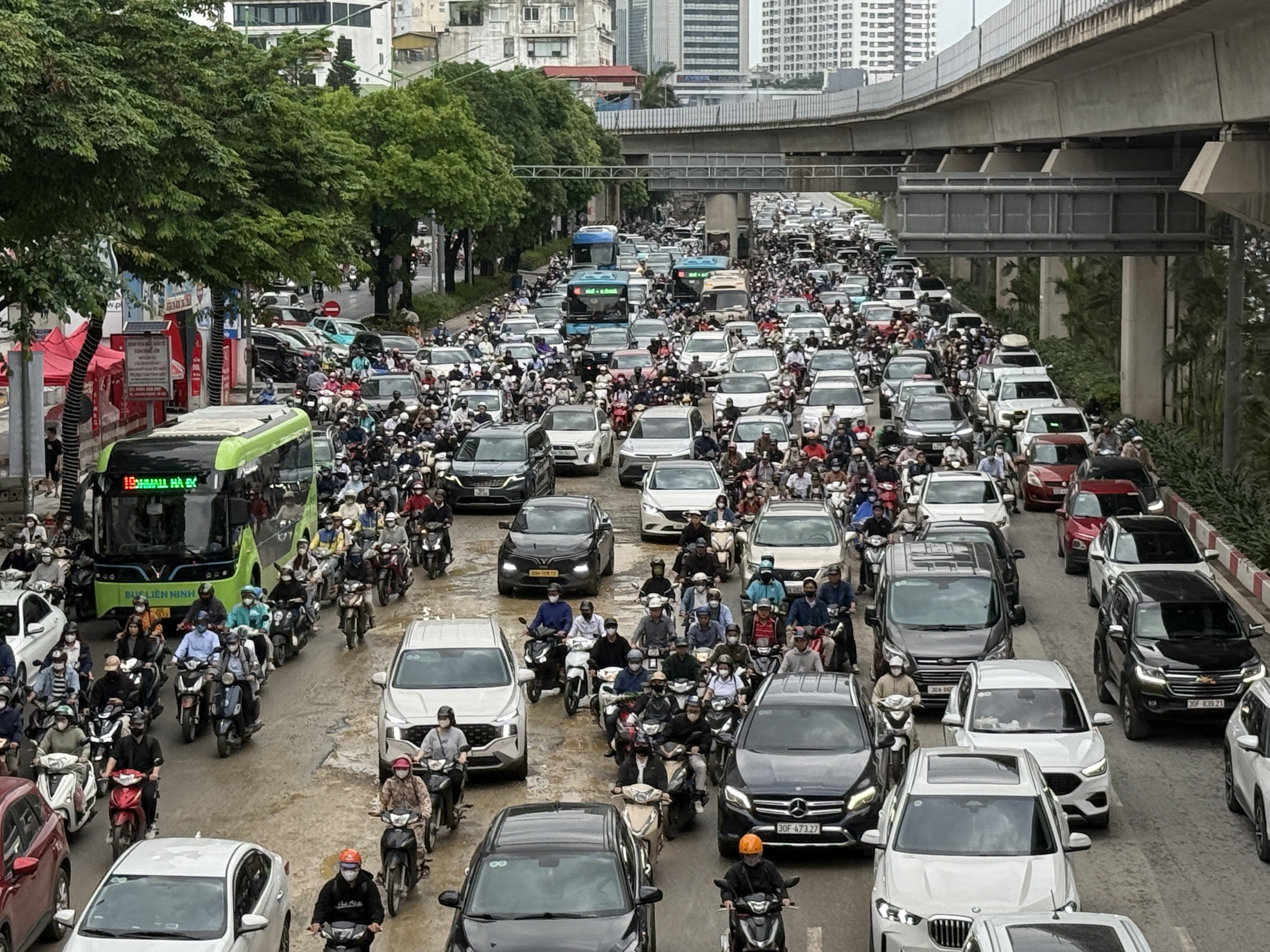 Giao th&ocirc;ng &ugrave;n tắc cục bộ tại H&agrave; Nội sau kỳ nghỉ lễ 30 - 4 v&agrave; 1 - 5 - Ảnh 3.
