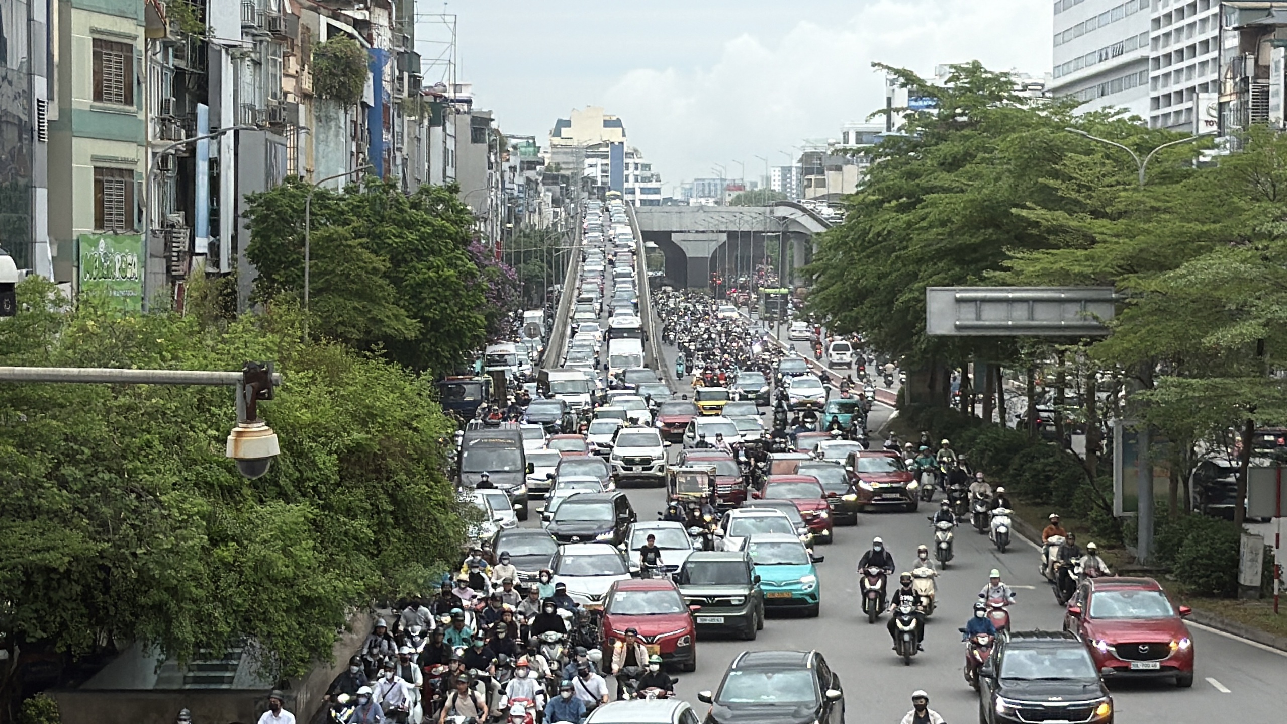 Giao th&ocirc;ng &ugrave;n tắc cục bộ tại H&agrave; Nội sau kỳ nghỉ lễ 30 - 4 v&agrave; 1 - 5 - Ảnh 5.
