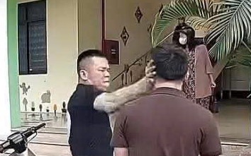 Triệu tập đối tượng h&agrave;nh hung l&aacute;i xe tải giao h&agrave;ng trong trường mầm non - Ảnh 2.