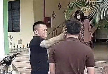 VIDEO: T&agrave;i xế xe &ocirc; t&ocirc; bị phụ huynh t&aacute;t v&agrave;o mặt tại trường mầm non - Ảnh 1.