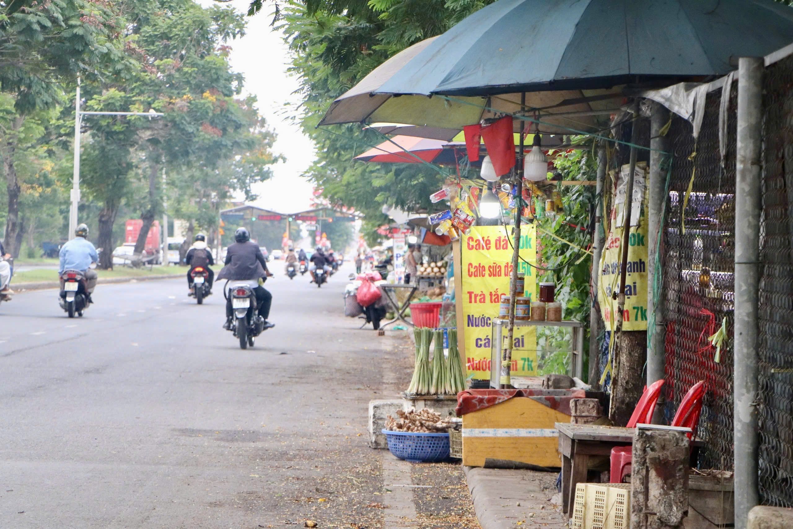 Vỉa h&egrave; 'cửa ng&otilde;' TP HCM bị bủa v&acirc;y bởi h&agrave;ng qu&aacute;n - Ảnh 7.