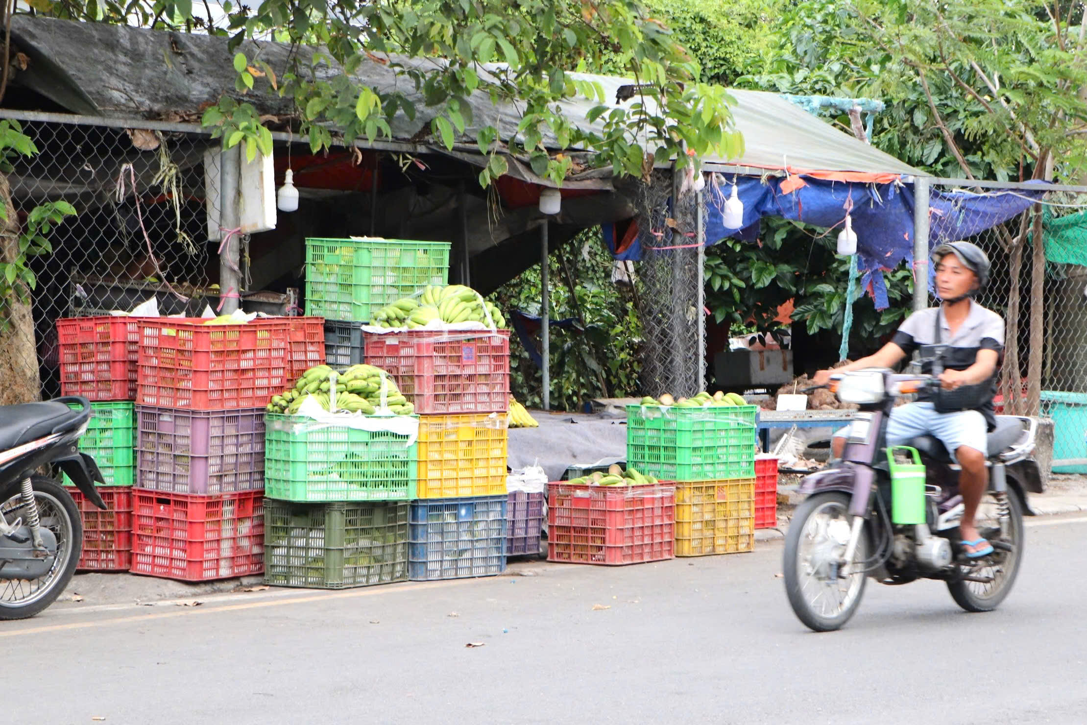 Vỉa h&egrave; 'cửa ng&otilde;' TP HCM bị bủa v&acirc;y bởi h&agrave;ng qu&aacute;n - Ảnh 1.