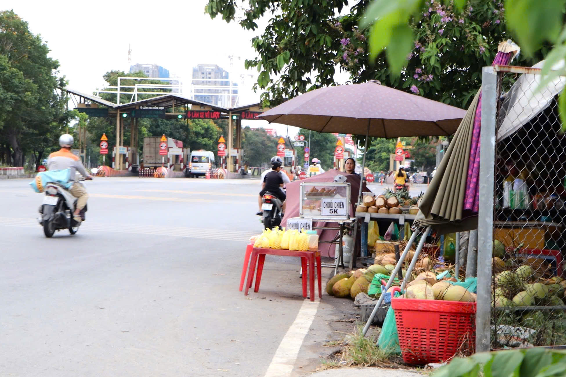 Vỉa h&egrave; 'cửa ng&otilde;' TP HCM bị bủa v&acirc;y bởi h&agrave;ng qu&aacute;n - Ảnh 2.
