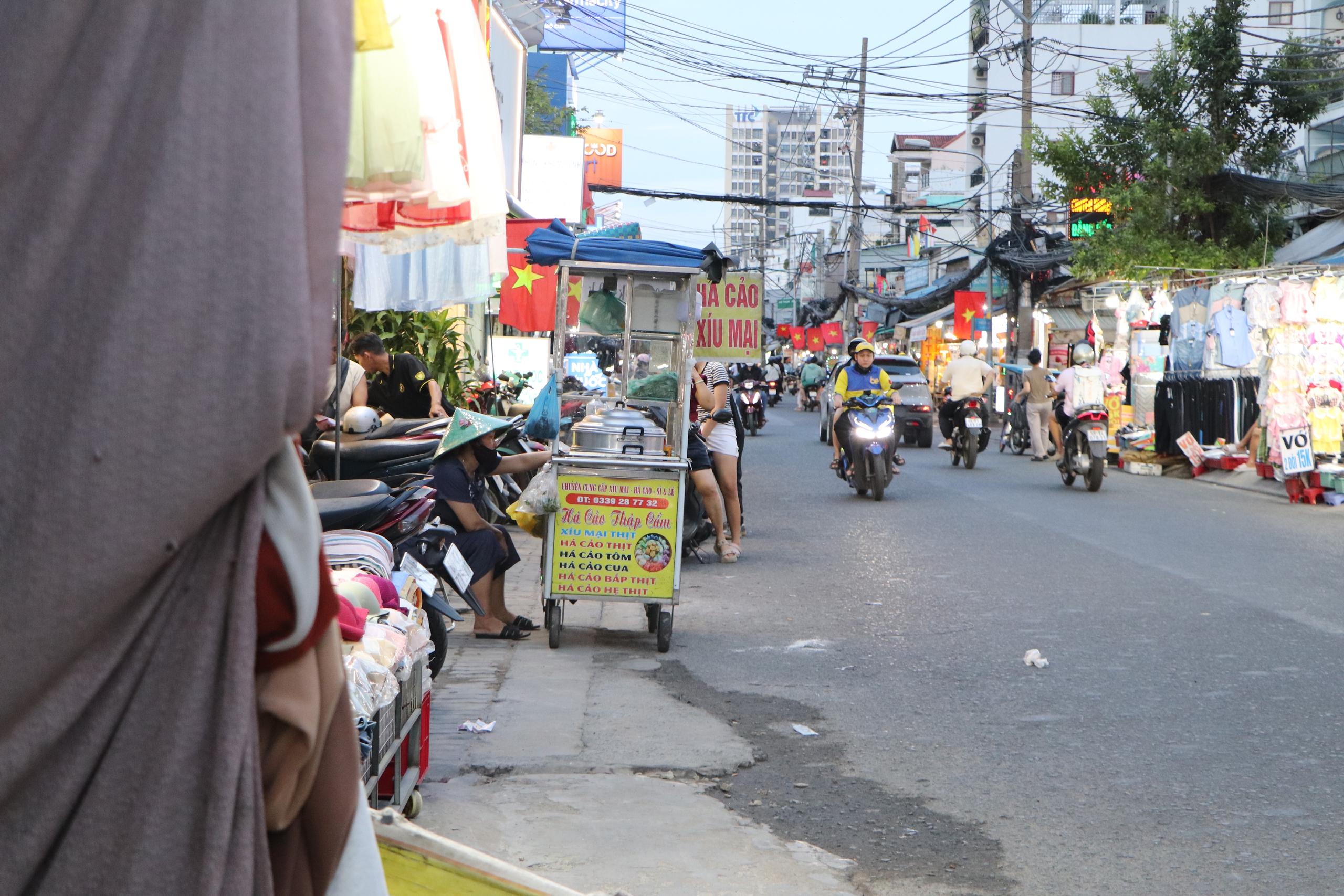 Đường B&ugrave;i Văn Ba - Ảnh 4.