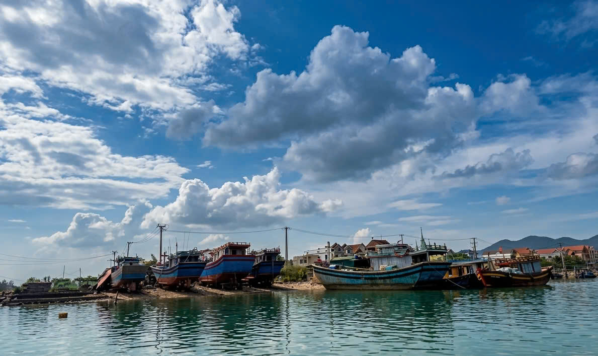 Khốn khổ vì 3 cơ sở sửa chữa tàu tự phát - Ảnh 1.
