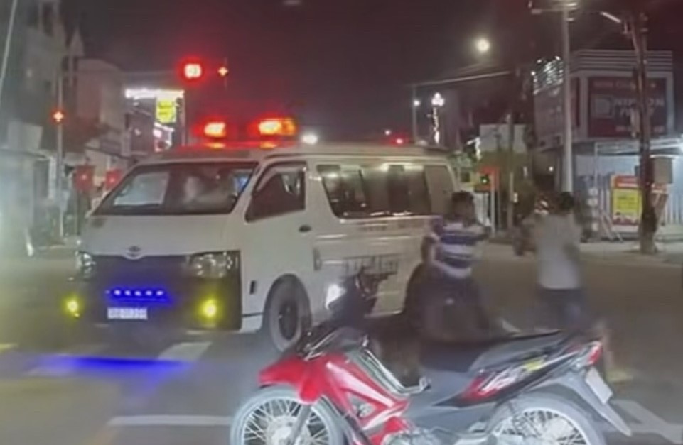 Bắt giam đối tượng đuổi theo xe cứu thương hơn 10km để đập phá - Ảnh 2.