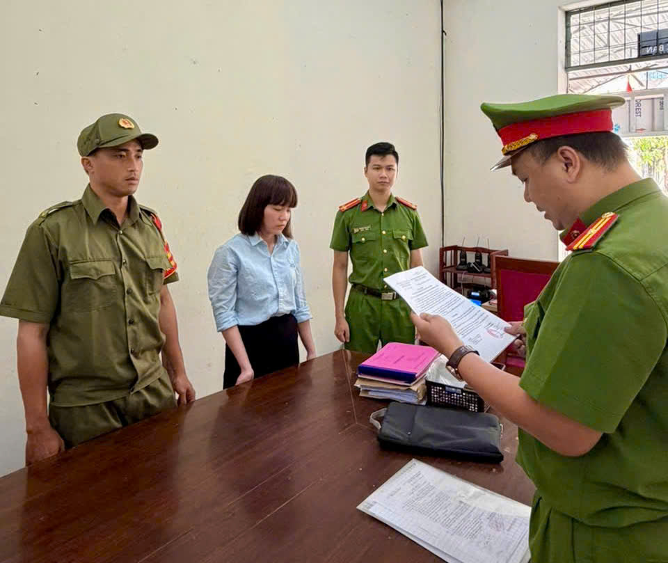 Cô gái 30 tuổi chiếm đoạt tiền tỉ đã ra đầu thú - Ảnh 1.