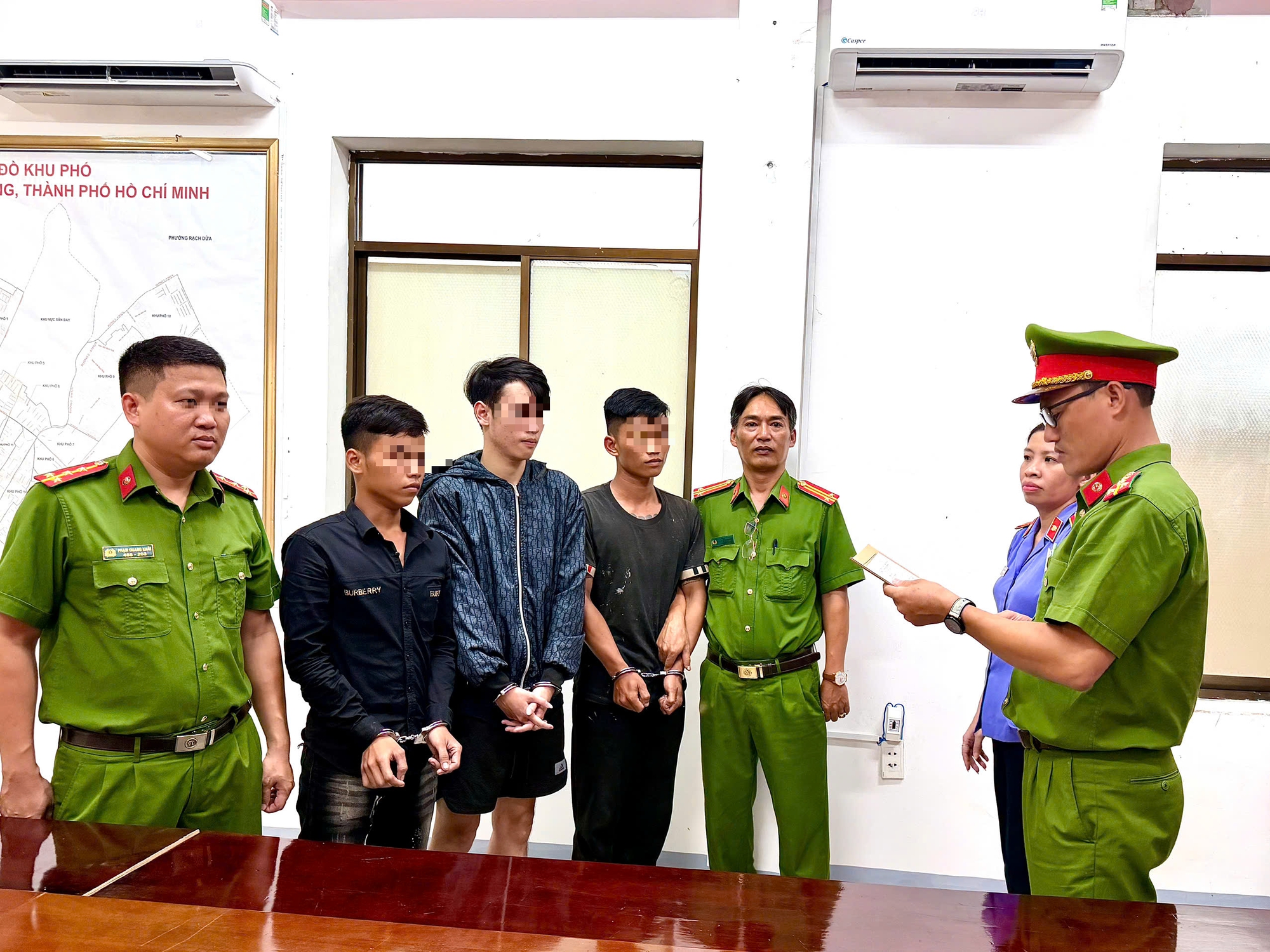 Tạm giữ 3 đối tượng tấn công người đi đường ở TPHCM gây phẫn nộ - Ảnh 2.