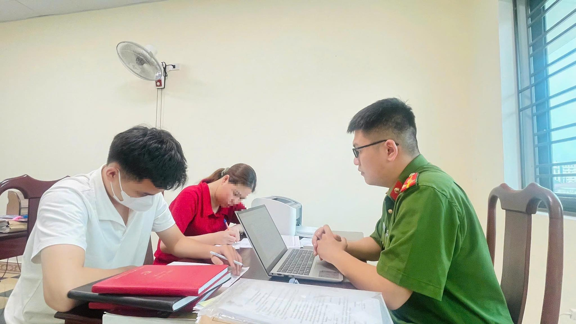 Vận động thành công 2 đối tượng trốn nã từ Angola về đầu thú - Ảnh 1.