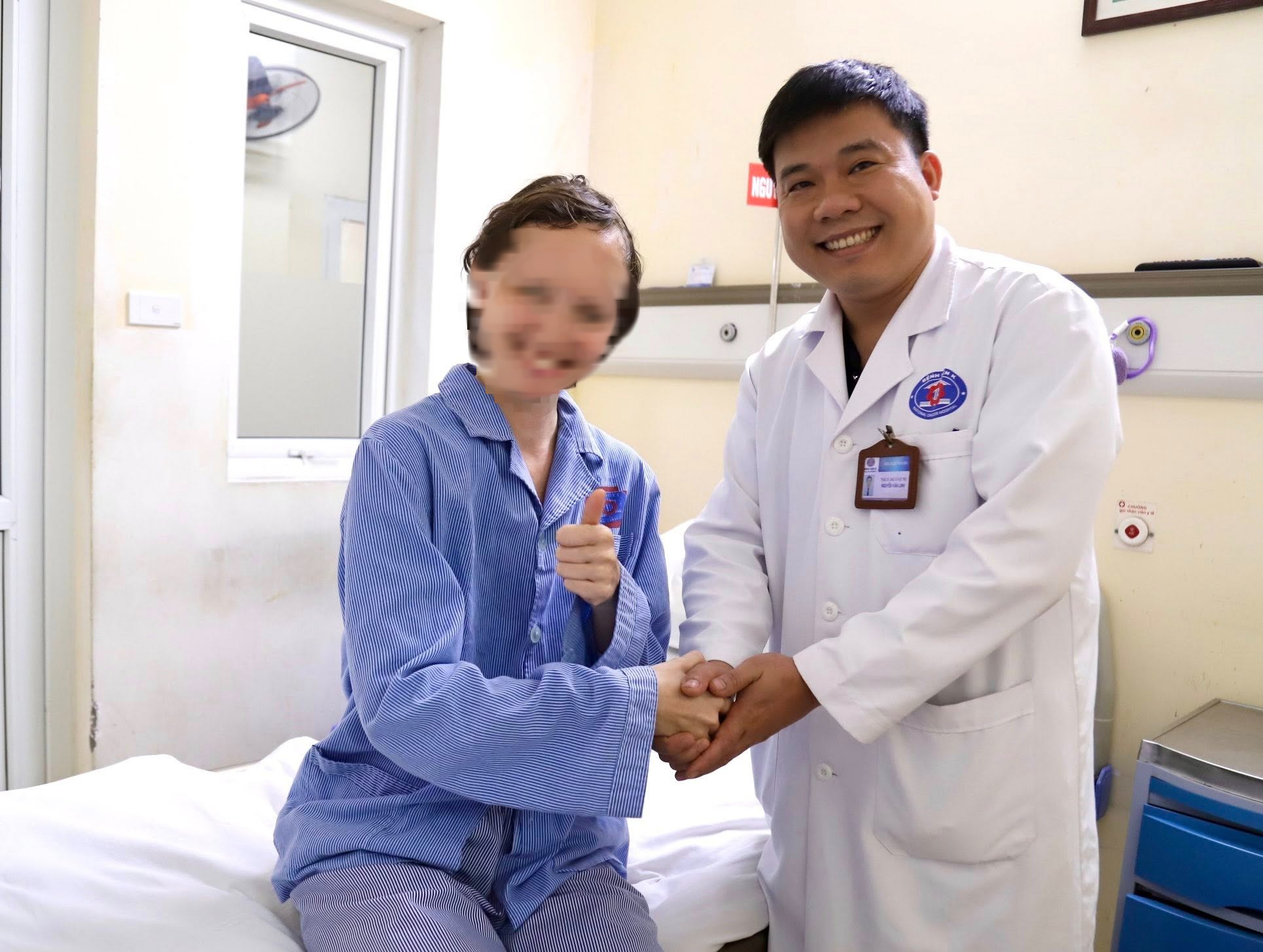 Nữ bệnh nhân người Nga tự đi lại sau 7 ngày mổ u não tại Việt Nam - Ảnh 1.