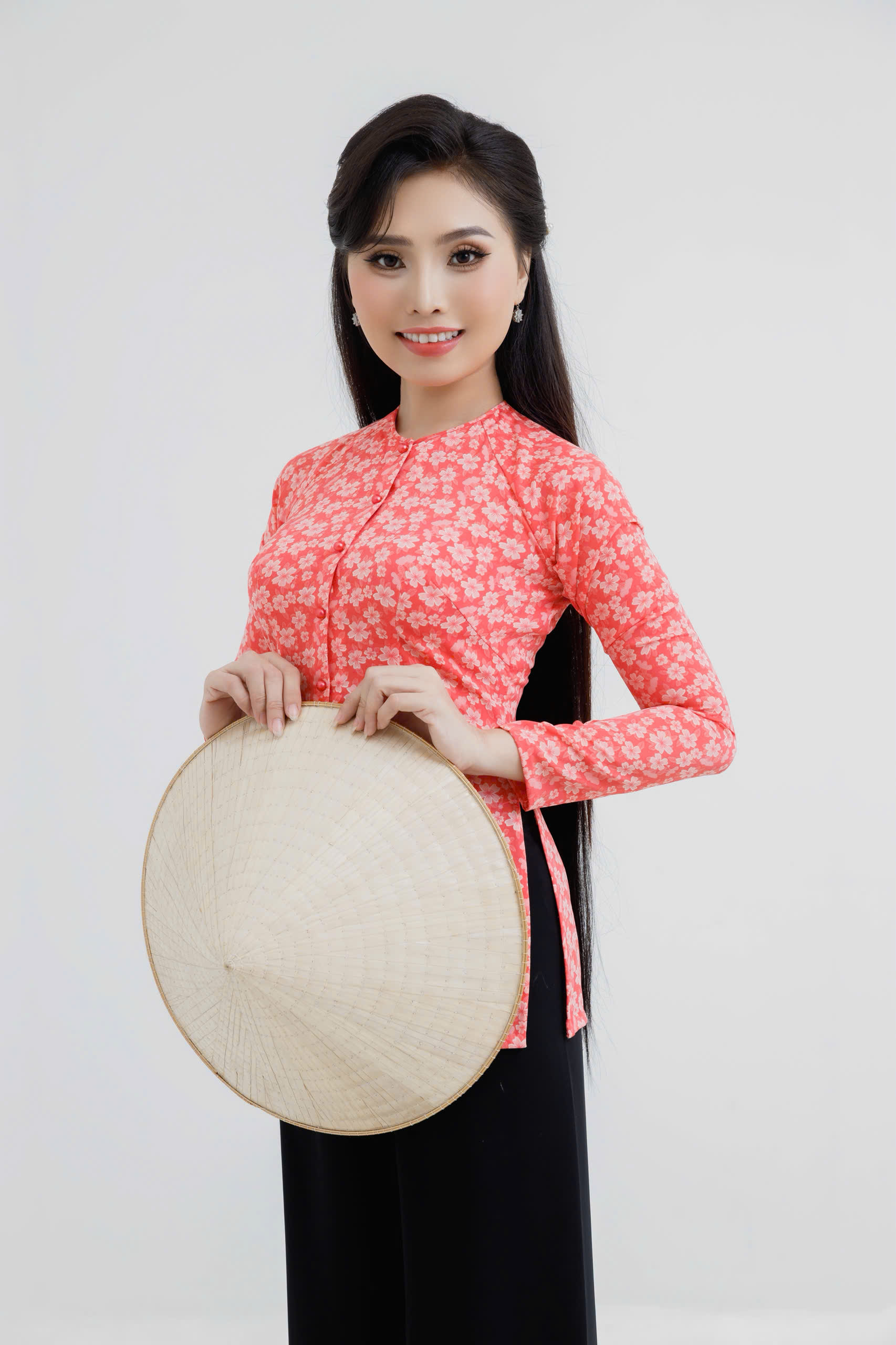 Giang Mạnh Hà, Diệu Đức, Mỹ Hằng ngồi ghế nóng cuộc thi 