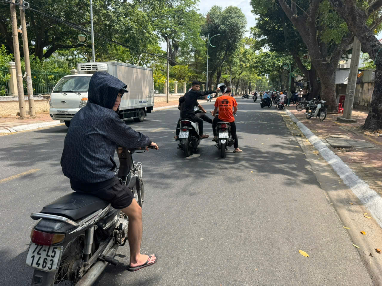 Tạm giữ 3 đối tượng tấn công người đi đường ở TPHCM gây phẫn nộ - Ảnh 1.