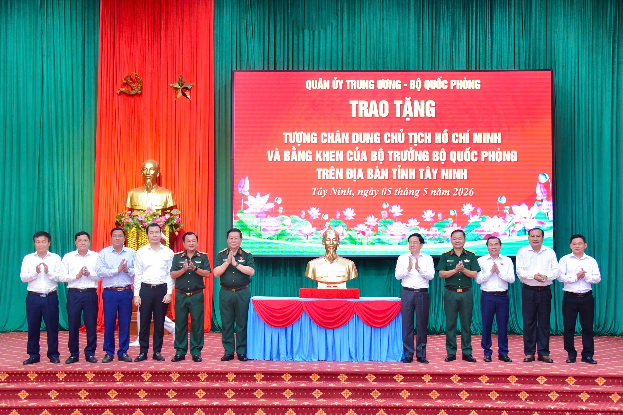 Bộ Quốc phòng tặng 100 tượng Chủ tịch Hồ Chí Minh tại Tây Ninh năm 2026 - Ảnh 5.