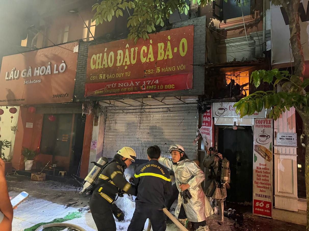 Cháy cửa hàng Hà Nội nửa đêm , nhiều người được giải cứu trong tình huống khẩn cấp - Ảnh 1.