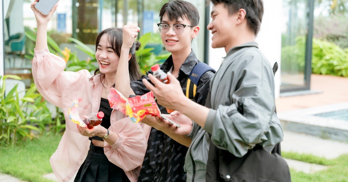 Nắng nóng kéo dài, nhiều người nán lại xé nhãn chai nước sau khi giải khát
