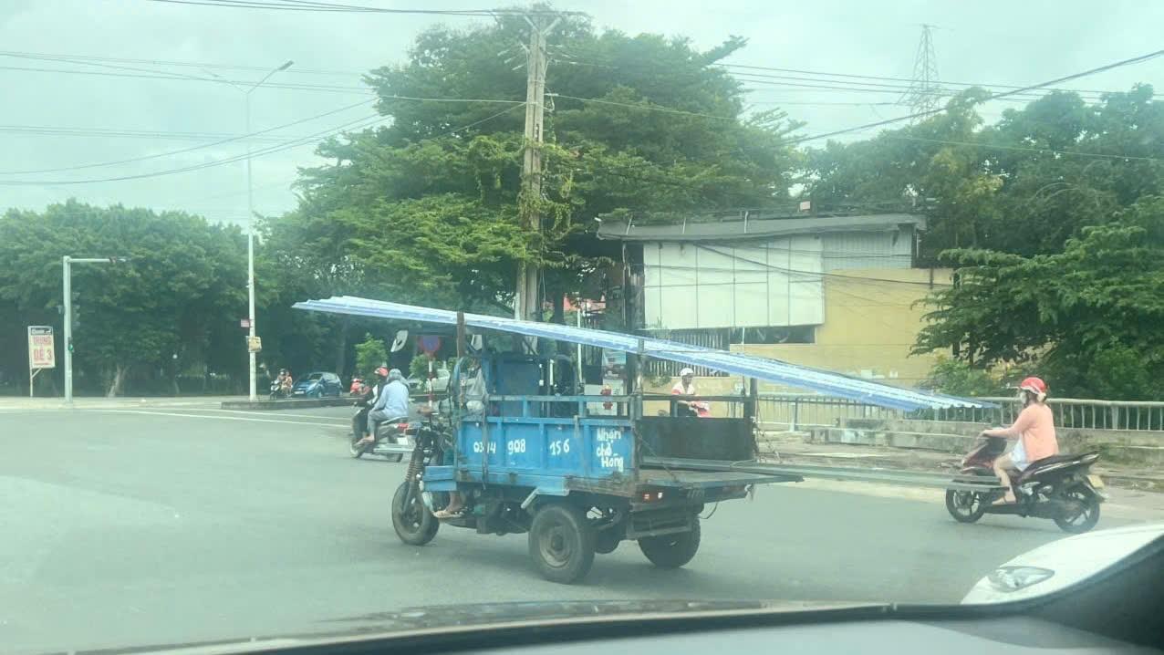 TPHCM: Đội CSGT Nam S&agrave;i G&ograve;n x&oacute;a "mối nguy di động" tr&ecirc;n đường - Ảnh 2.