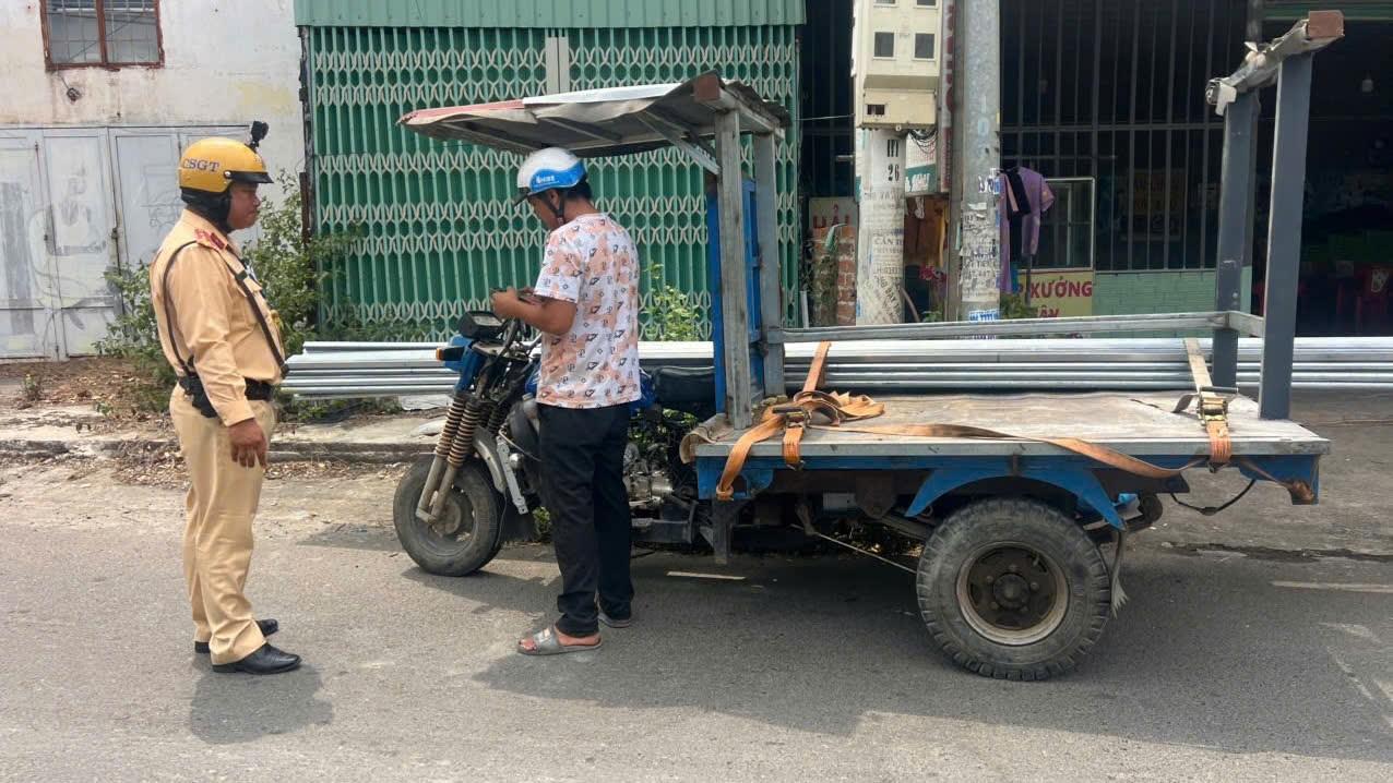 TPHCM: Đội CSGT Nam S&agrave;i G&ograve;n x&oacute;a "mối nguy di động" tr&ecirc;n đường - Ảnh 6.