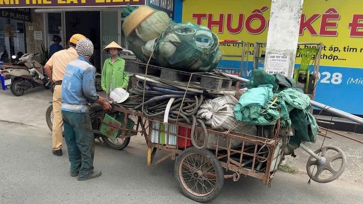 TPHCM: Đội CSGT Nam S&agrave;i G&ograve;n x&oacute;a "mối nguy di động" tr&ecirc;n đường - Ảnh 5.