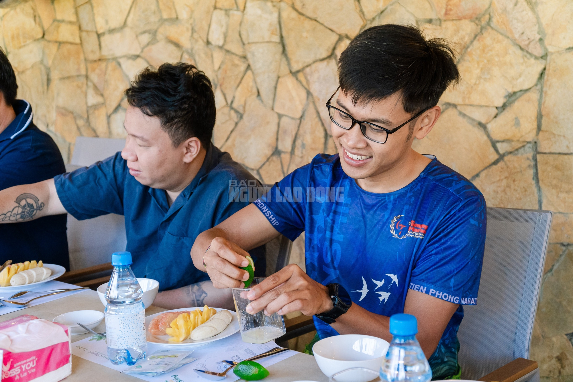 Thiền nắng, tắm trăng: Những liệu ph&aacute;p chữa l&agrave;nh kh&ocirc;ng nằm trong tủ thuốc - Ảnh 1.