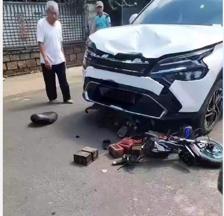 Xe đạp điện va chạm ô tô, 2 học sinh thương vong - Ảnh 1.