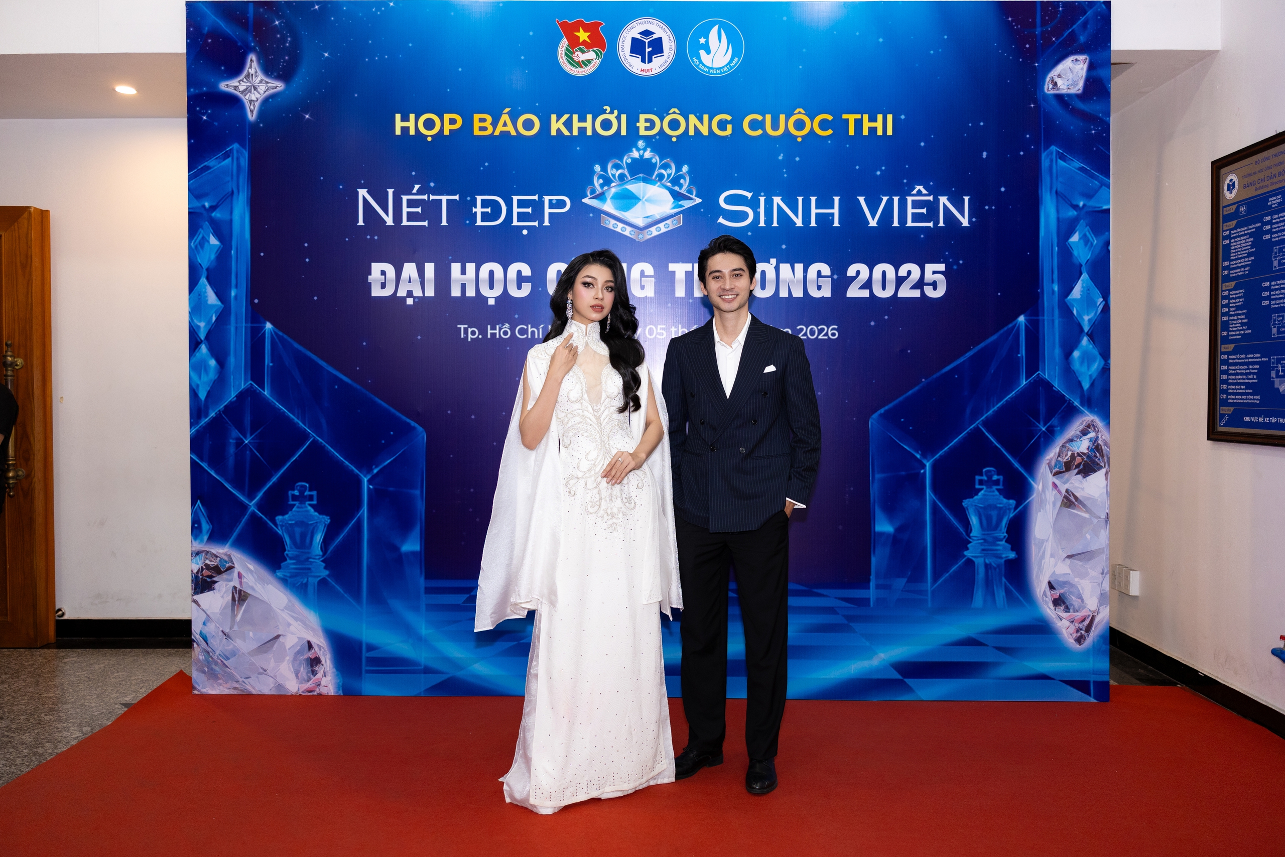 Nhà thiết kế Việt Hùng đi tìm 