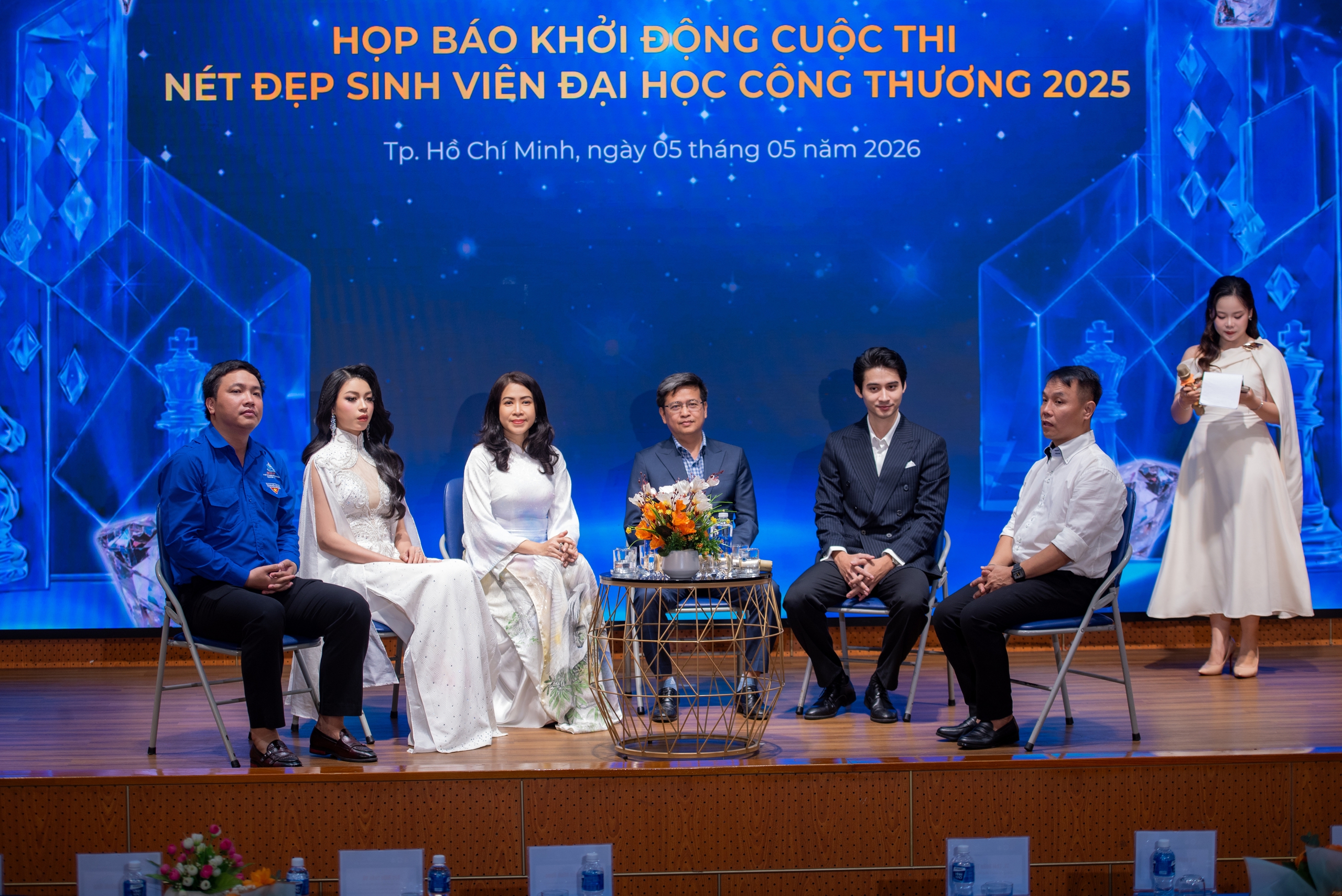 Nhà thiết kế Việt Hùng đi tìm 