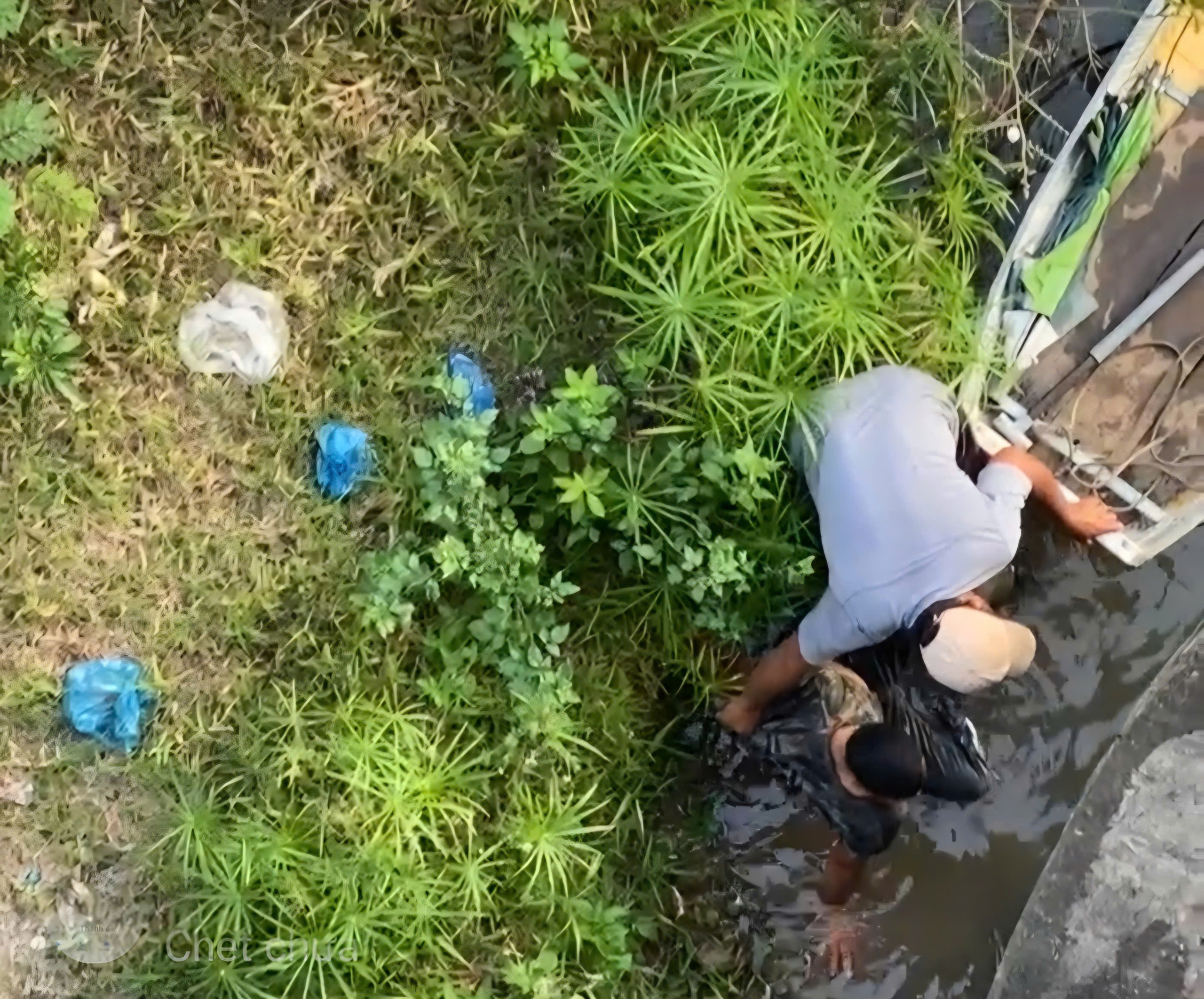 Người đàn ông nhảy cầu Sêrêpốk may mắn bơi vào bờ và được giúp đỡ - Ảnh 1.