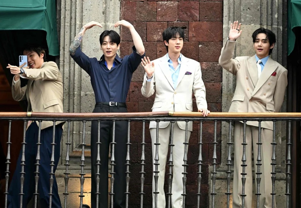 BTS thu hút hơn 50.000 người chào đón khi đến Mexico - Ảnh 2.