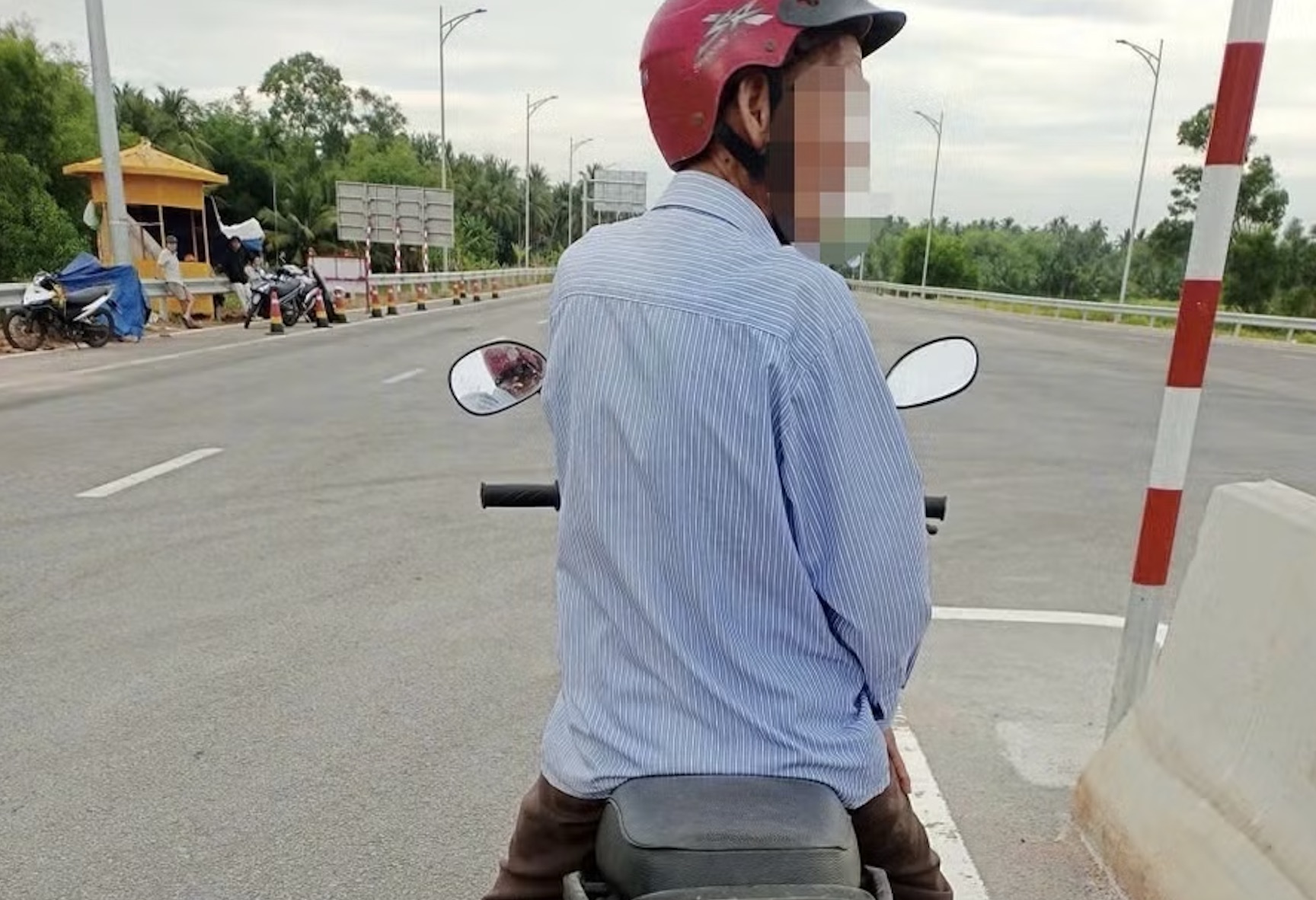 Cao tốc mới thông xe đã xuất hiện hàng loạt vi phạm nguy hiểm - Ảnh 3.