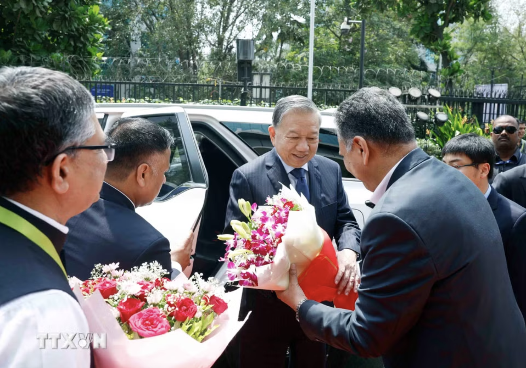 Tổng B&iacute; thư, Chủ tịch nước T&ocirc; L&acirc;m rung chu&ocirc;ng tại S&agrave;n giao dịch Chứng kho&aacute;n Quốc gia Ấn Độ - Ảnh 2.