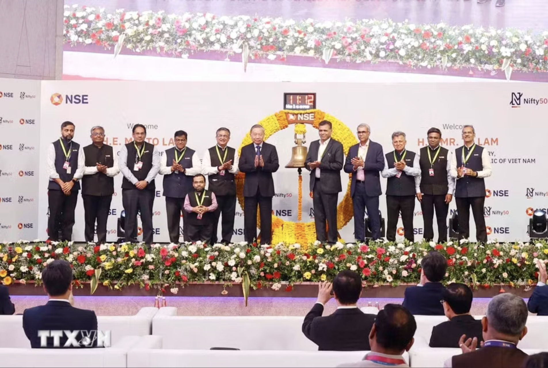 Tổng B&iacute; thư, Chủ tịch nước T&ocirc; L&acirc;m rung chu&ocirc;ng tại S&agrave;n giao dịch Chứng kho&aacute;n Quốc gia Ấn Độ - Ảnh 4.