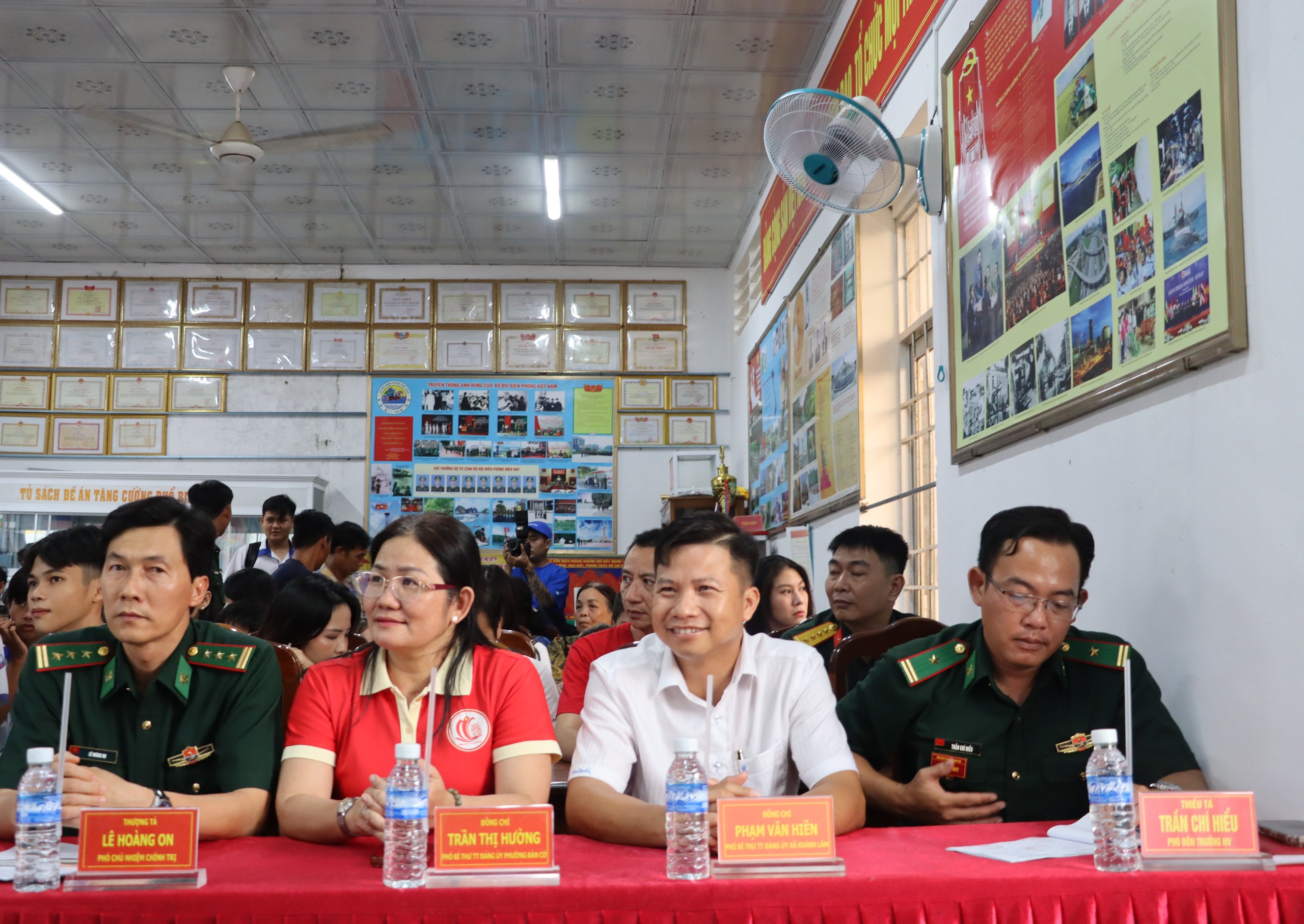 Trao cờ Tổ quốc cho chiến sĩ và người dân khu vực biên giới ở Cà Mau - Ảnh 1.