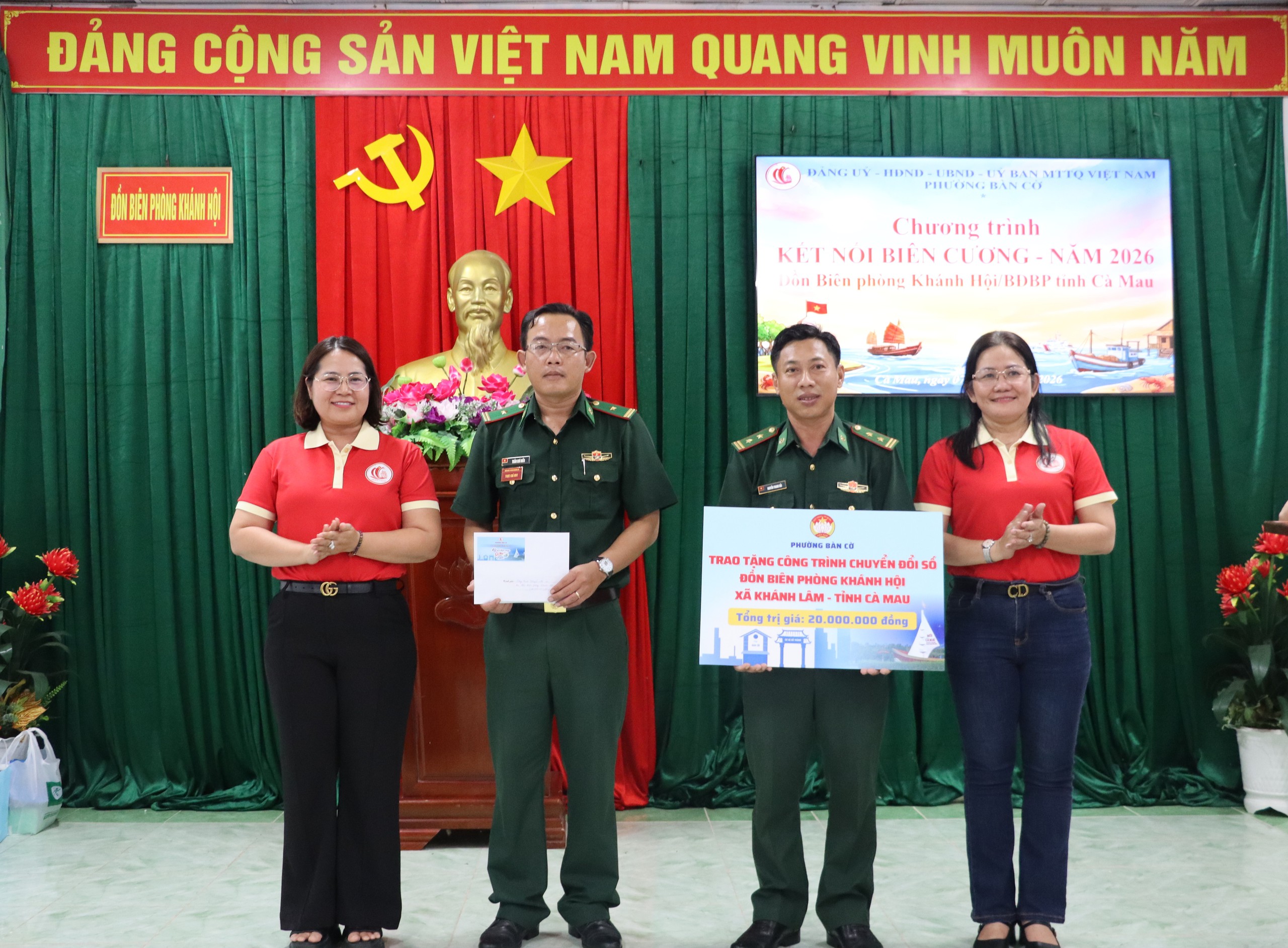Trao cờ Tổ quốc cho chiến sĩ và người dân khu vực biên giới ở Cà Mau - Ảnh 4.