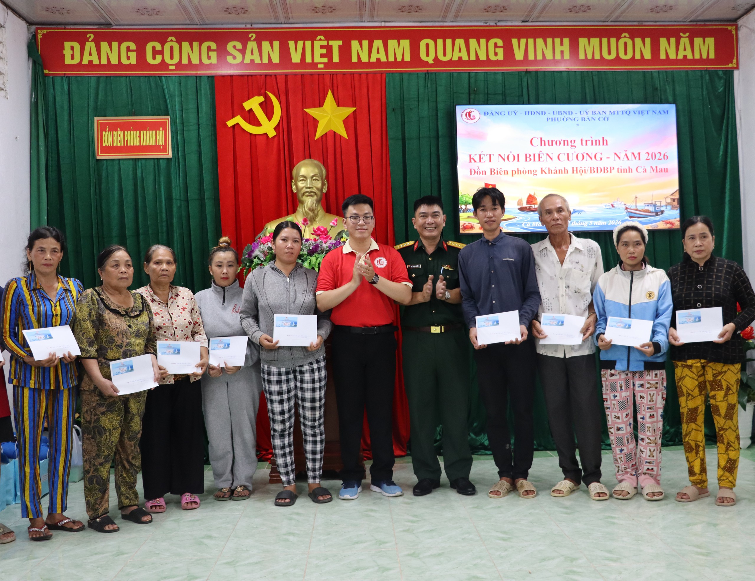 Trao cờ Tổ quốc cho chiến sĩ và người dân khu vực biên giới ở Cà Mau - Ảnh 6.