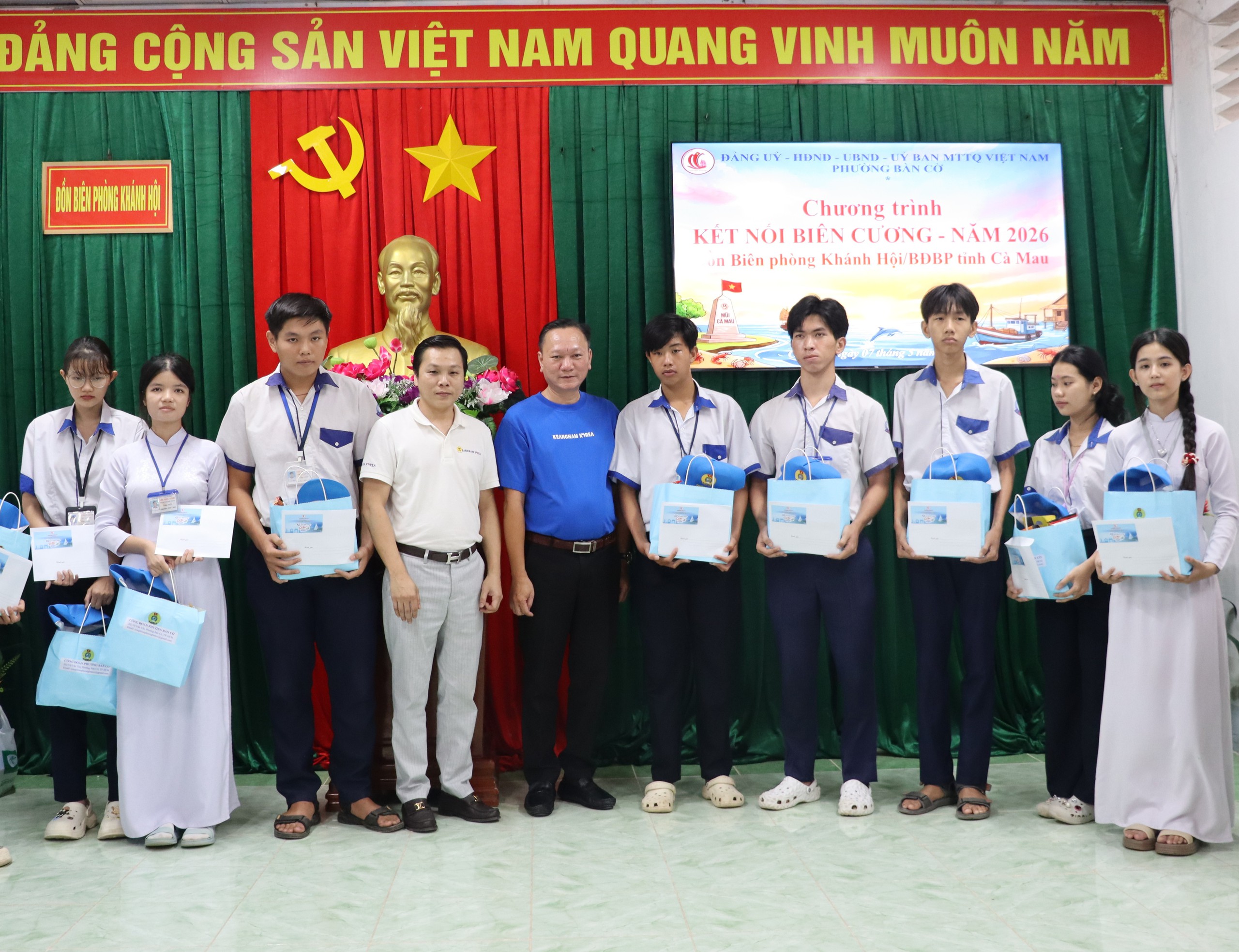 Trao cờ Tổ quốc cho chiến sĩ và người dân khu vực biên giới ở Cà Mau - Ảnh 7.